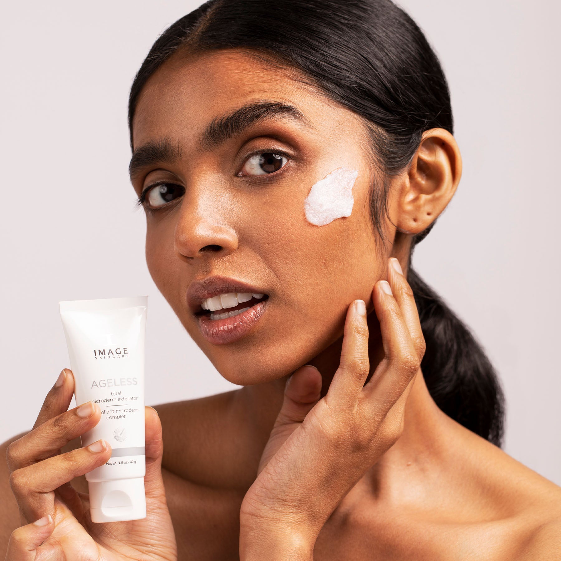IMAGE SKINCARE Ageless total microderm exfoliator – 3-in-1 Peeling, 42g, Frau wendet Peeling an