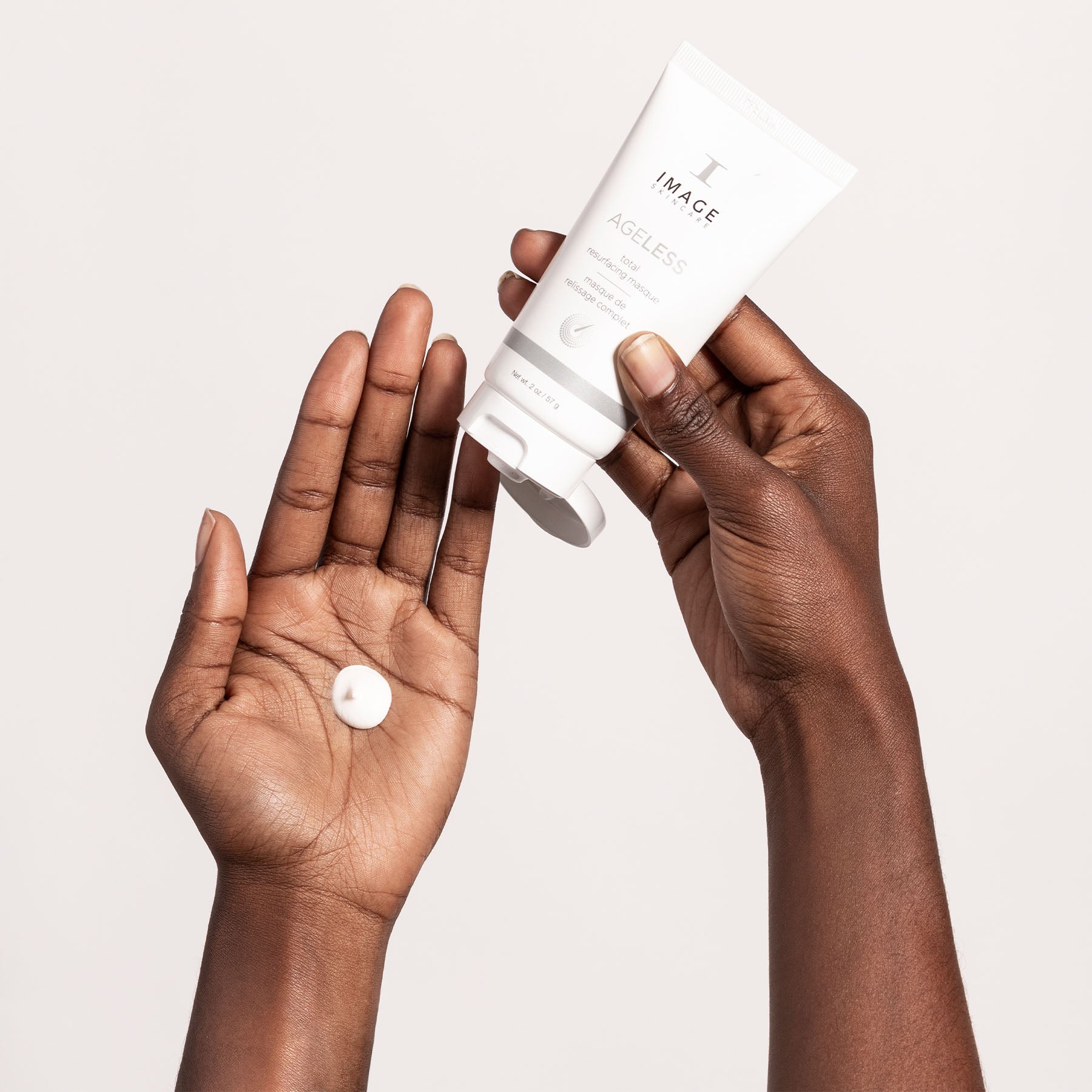 IMAGE SKINCARE Ageless Total Resurfacing Masque – Peeling-Maske, 57g, Hände geben Maske in Handfläche