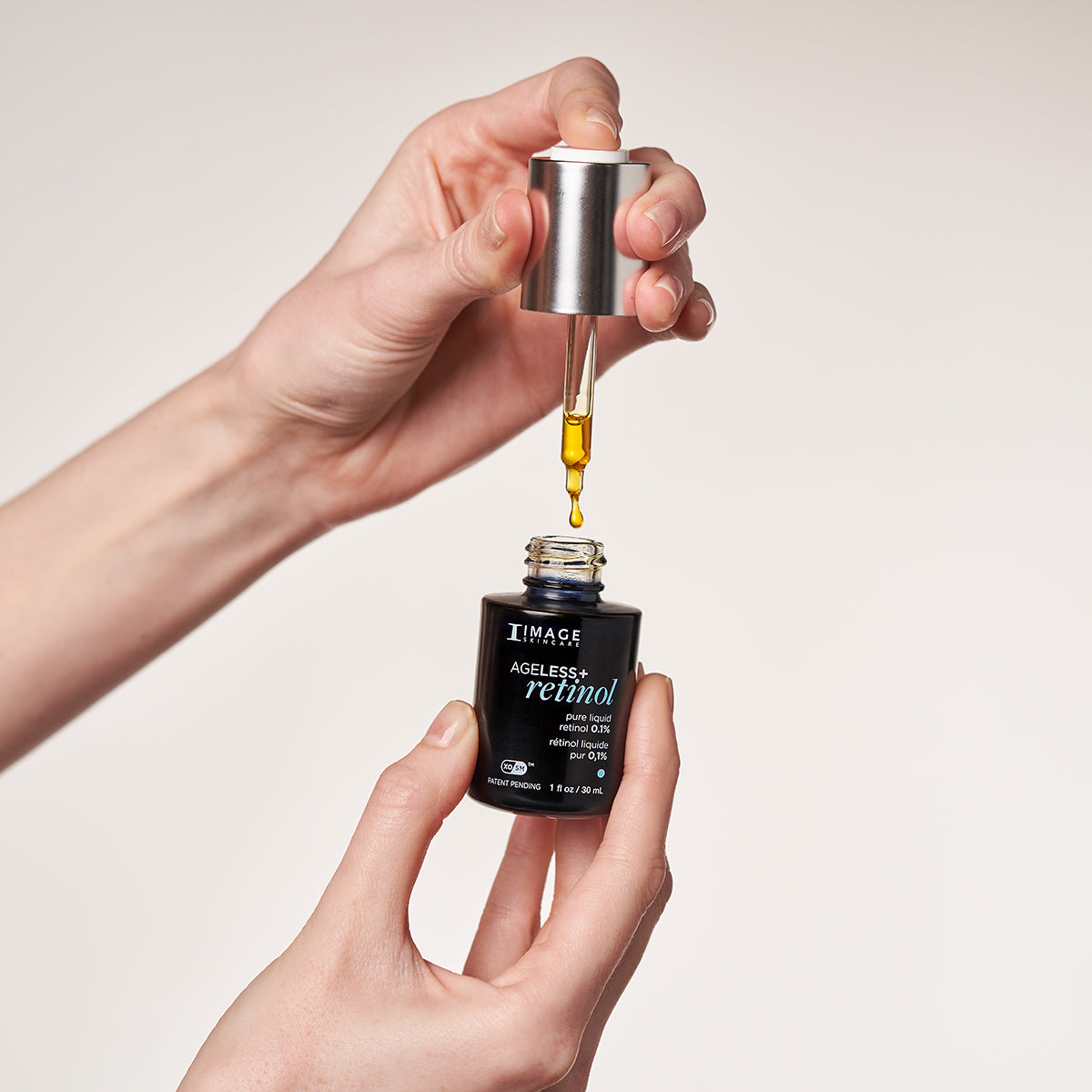 IMAGE SKINCARE Ageless+ Retinol pure liquid retinol 0,1 % – Retinol-Serum, 30ml, Hände entnehmen Serum mit Pipette