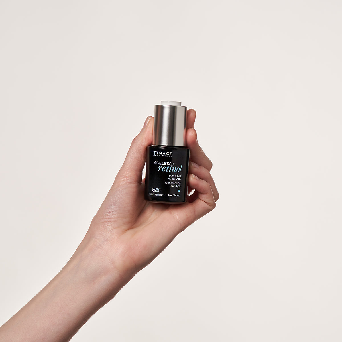 IMAGE SKINCARE Ageless+ Retinol pure liquid retinol 0,1 % – Retinol-Serum, 30ml, Hand hält Serum