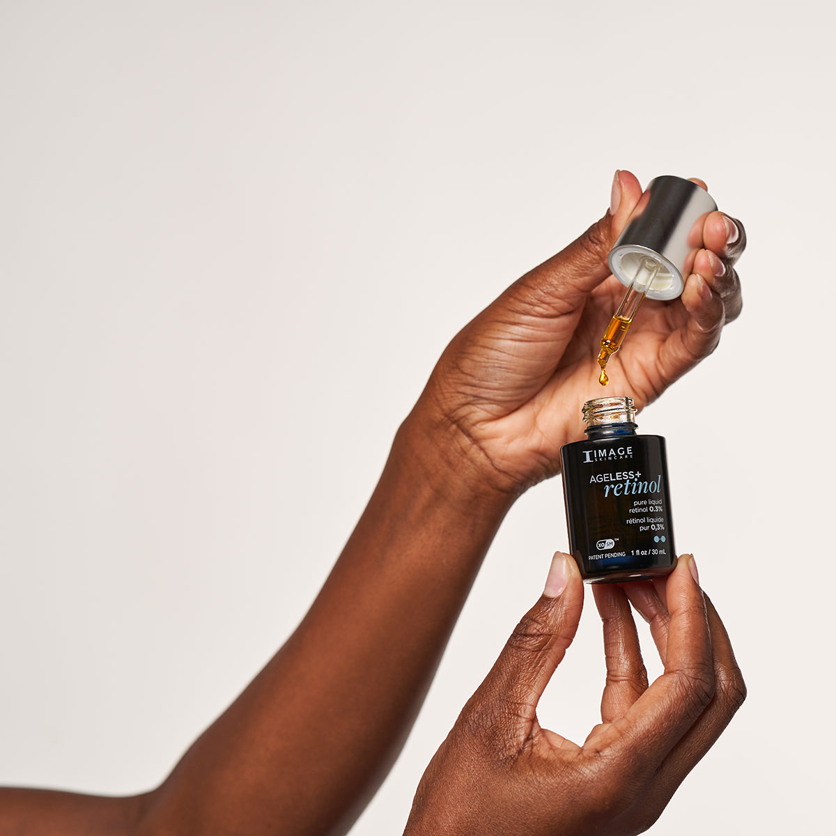 IMAGE SKINCARE Ageless+ Retinol pure liquid retinol 0,3 % – Retinol-Serum, 30ml, Hände entnehmen Serum mit Pipette