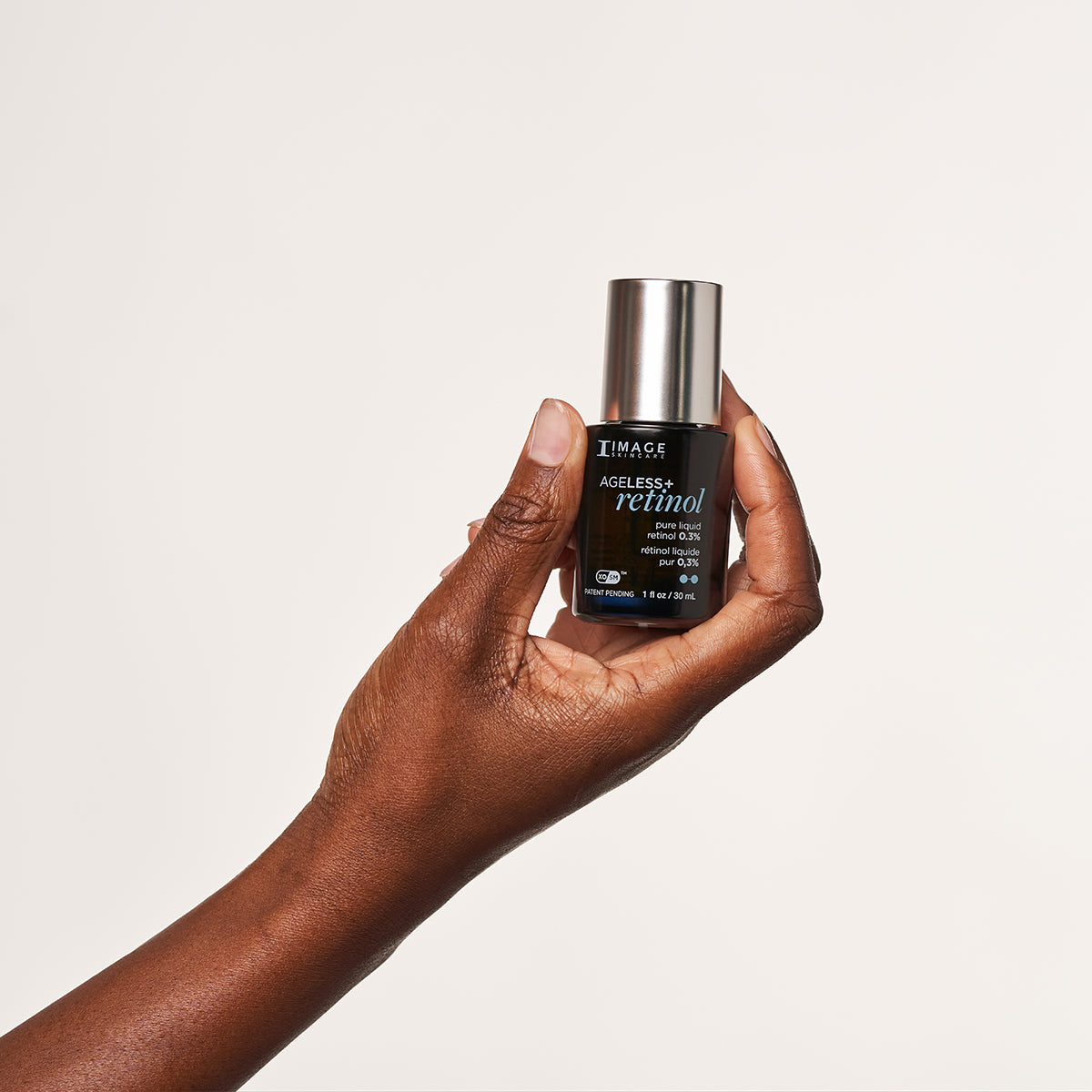 IMAGE SKINCARE Ageless+ Retinol pure liquid retinol 0,3 % – Retinol-Serum, 30ml, Hand hält Serum