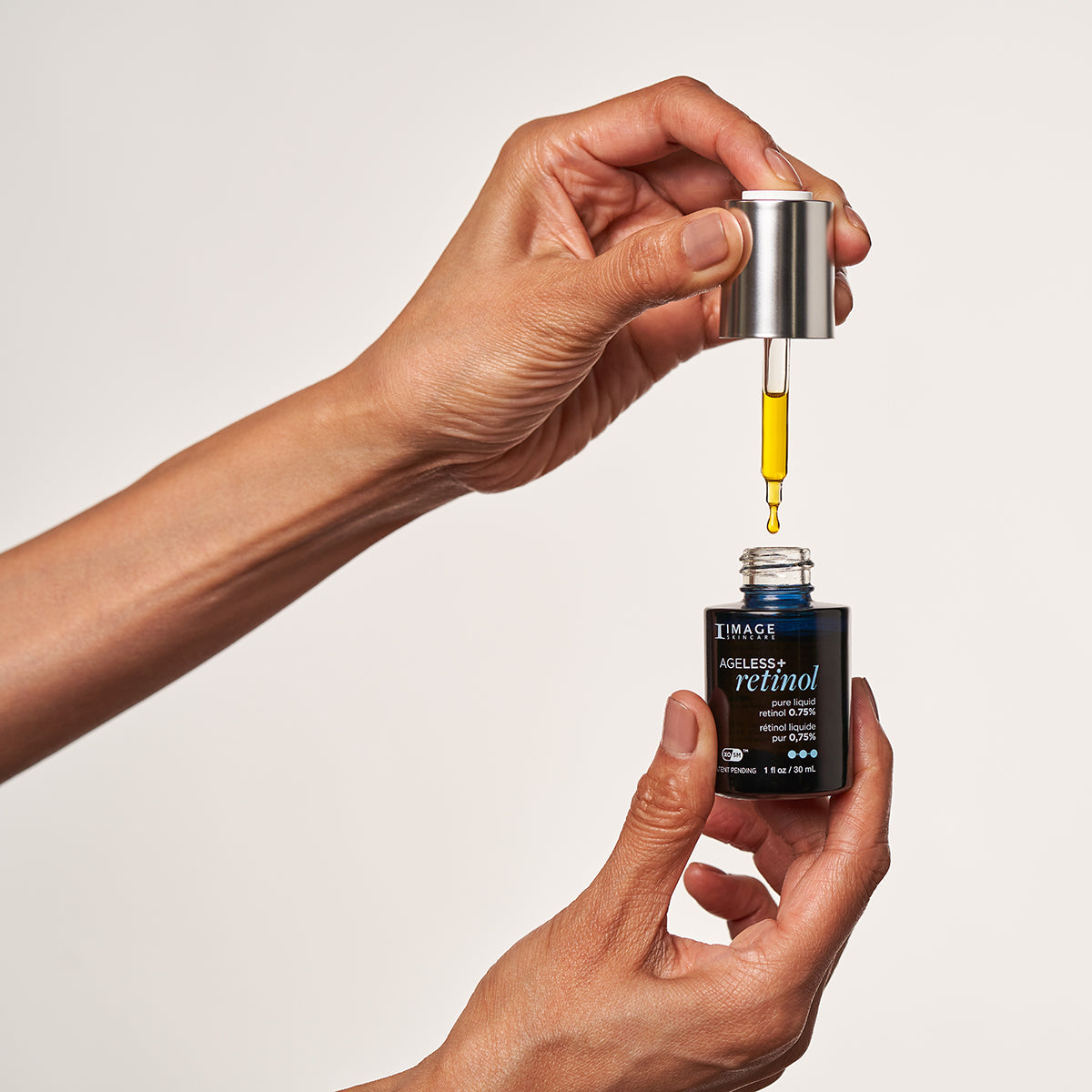 IMAGE SKINCARE Ageless+ Retinol pure liquid retinol 0.75% – Retinol-Serum, 30ml, Hände entnehmen Serum mit Pipette