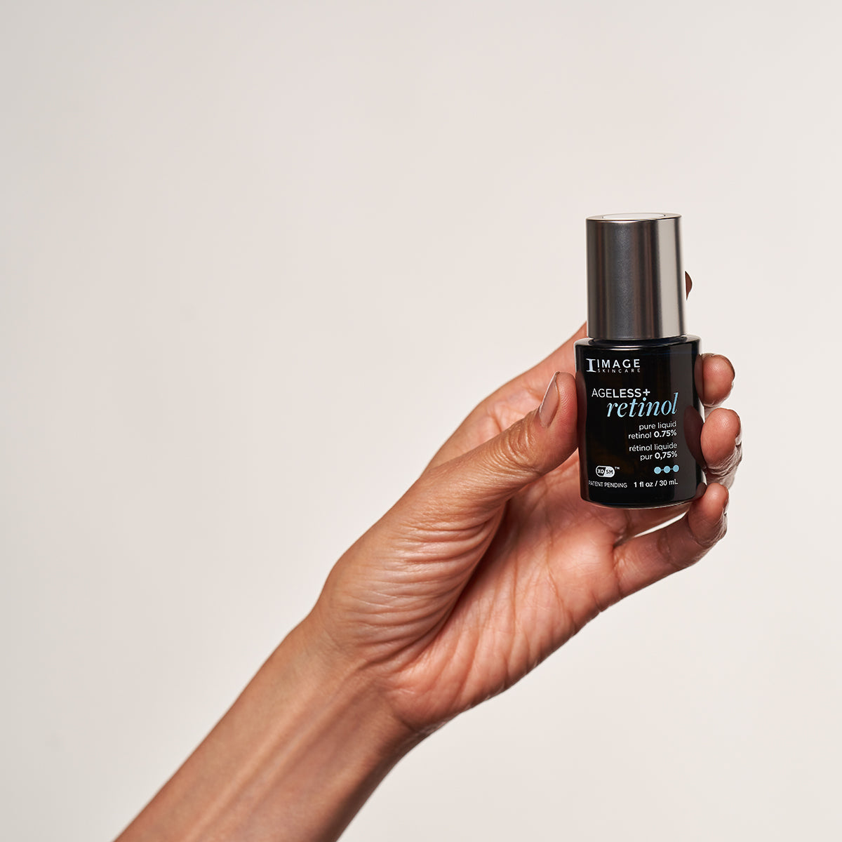 IMAGE SKINCARE Ageless+ Retinol pure liquid retinol 0.75% – Retinol-Serum, 30ml, Hand hält Serum