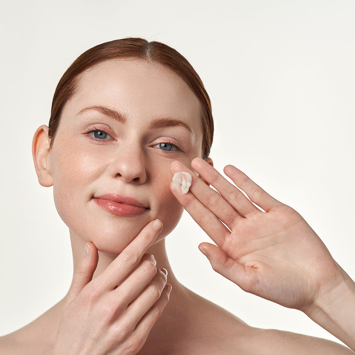 IMAGE SKINCARE Ageless+ Retinol repair crème 0,3 % retinol complex – Anti-Aging Pflege, 50g, Frau cremt Gesicht ein