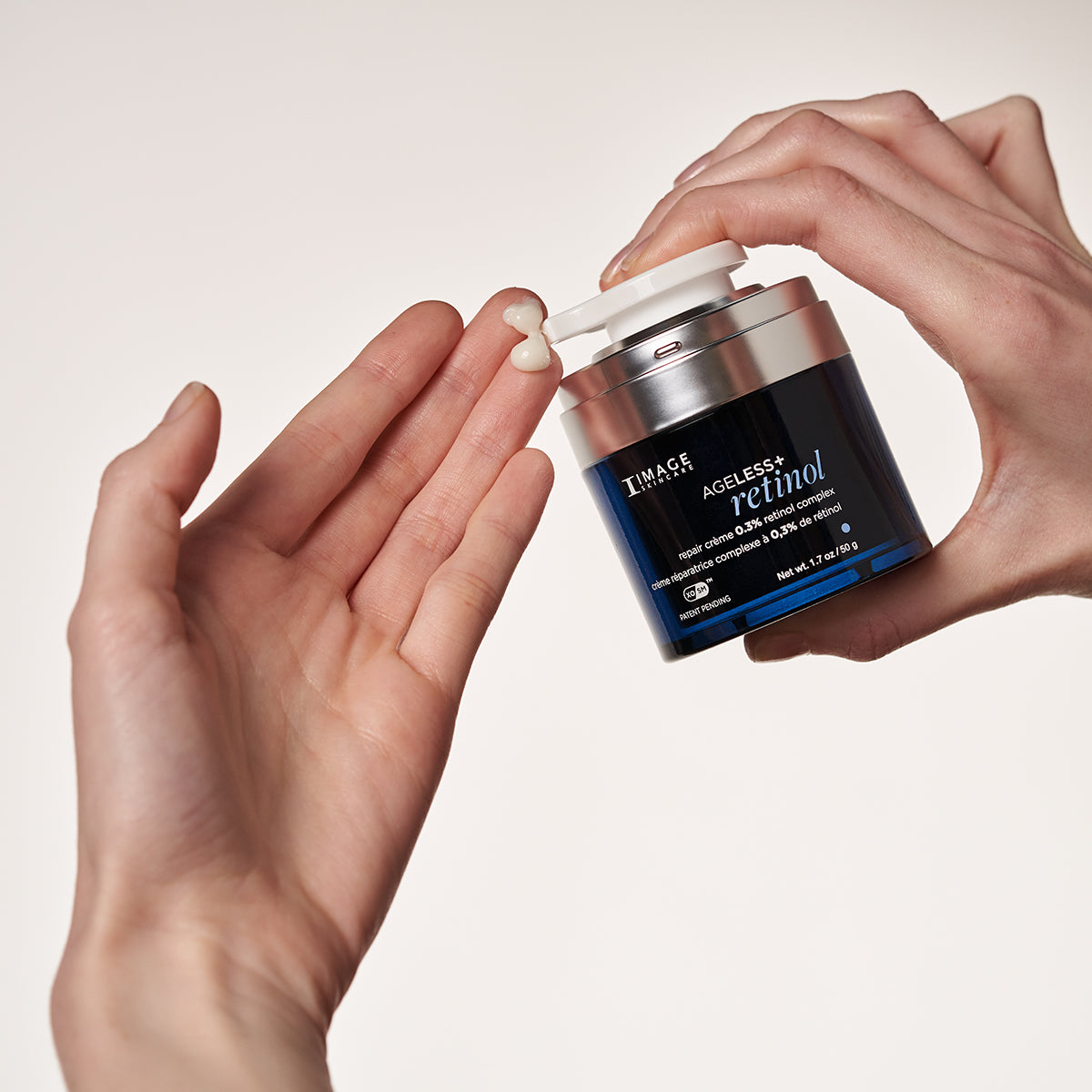 IMAGE SKINCARE Ageless+ Retinol repair crème 0,3 % retinol complex – Anti-Aging Pflege, 50g, Hände geben Creme auf Fingerspitze