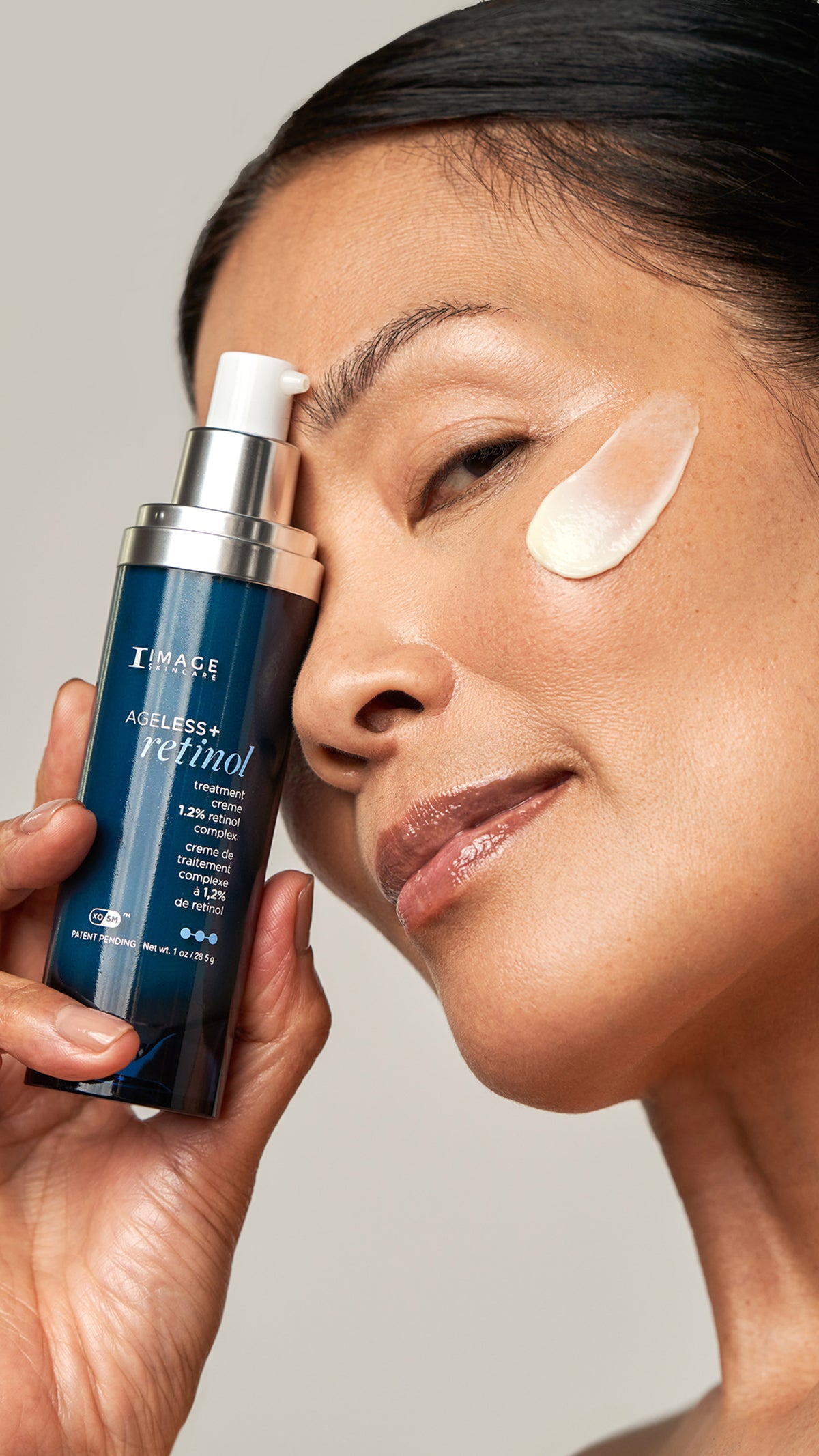 IMAGE SKINCARE Ageless+ Retinol treatment crème 1.2% retinol complex – Anti-Aging Pflege, 28,5g, Frau hält Pumpspender