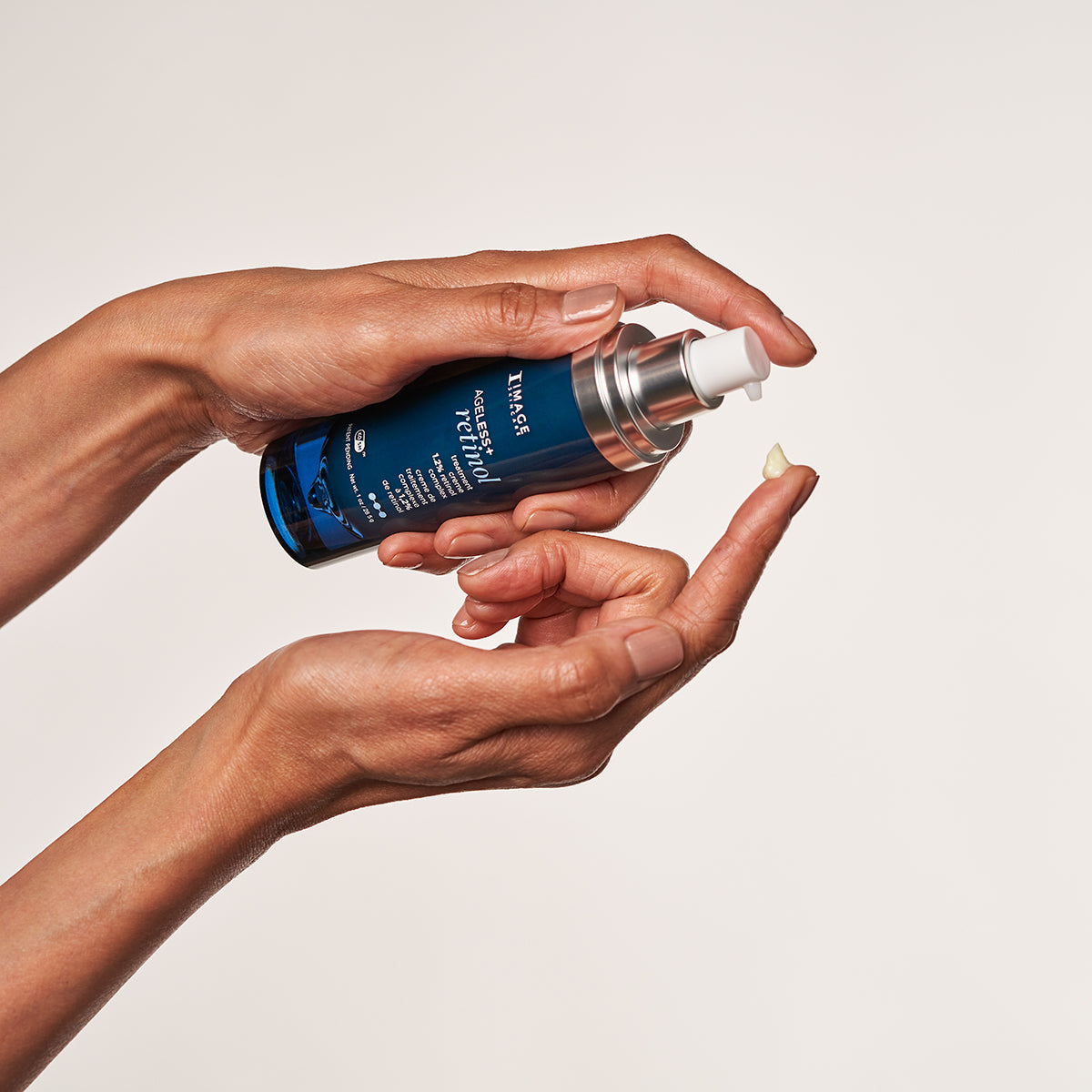 IMAGE SKINCARE Ageless+ Retinol treatment crème 1.2% retinol complex – Anti-Aging Pflege, 28,5g, Hände geben Creme auf Fingerspitze
