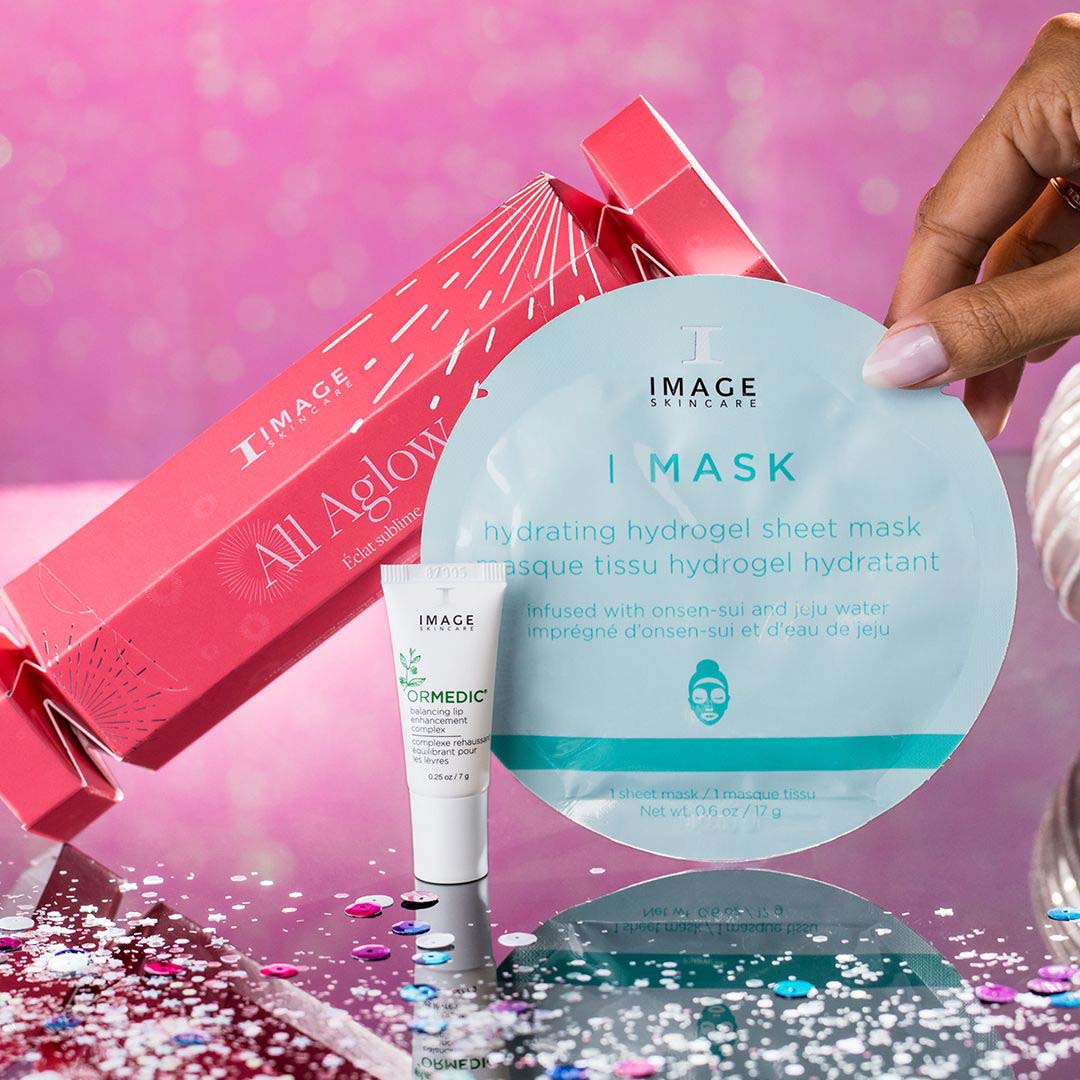 IMAGE SKINCARE All Aglow Holiday Box – Glow & Pflege im Festtagsduo, 1stk, Hand greift nach Maske