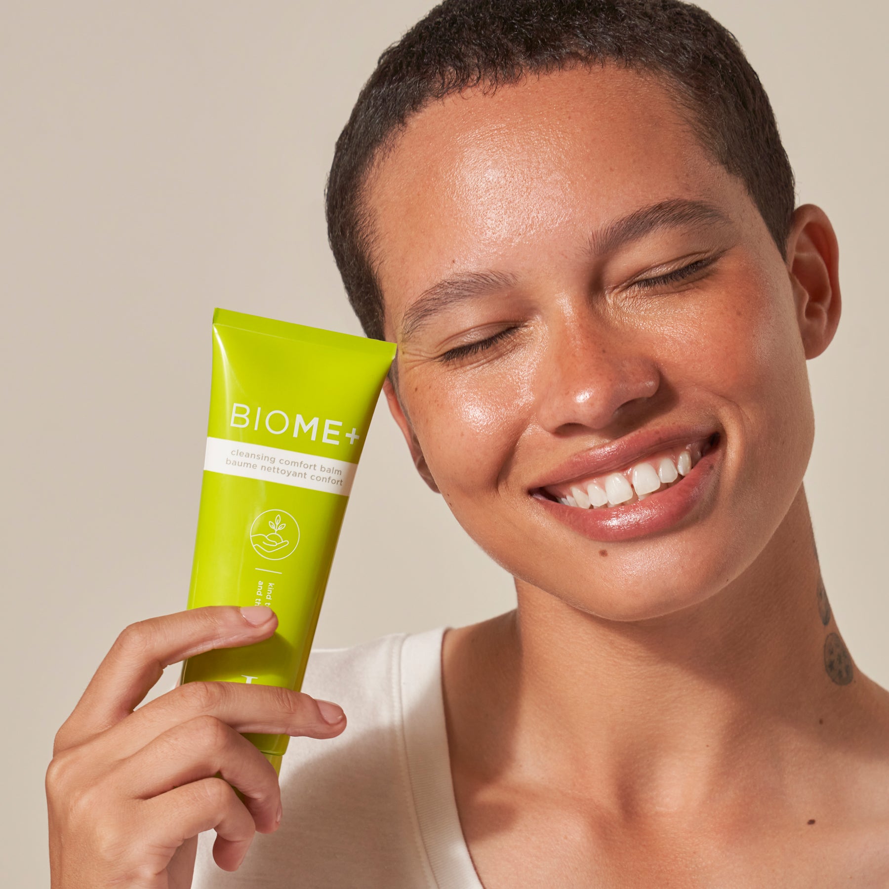 IMAGE SKINCARE BIOME+ cleansing comfort balm – Sanfter Reinigungsbalsam, 118ml, Frau hält Tube