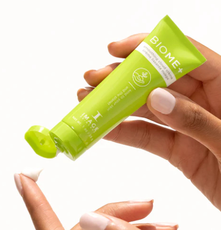 IMAGE SKINCARE BIOME+ smoothing cloud crème – Tagescreme, 28g, Hand gibt Creme auf Fingerspitze