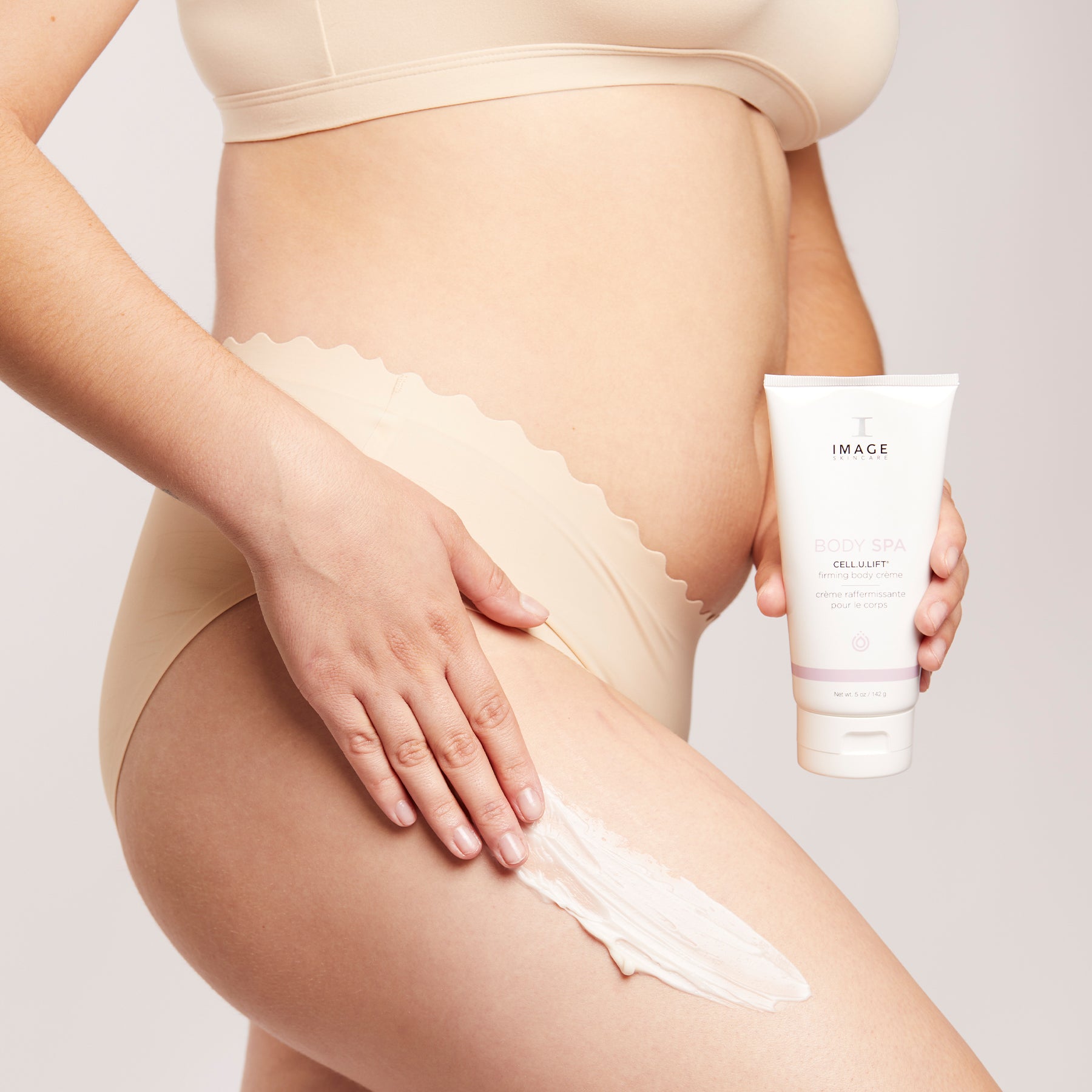 IMAGE SKINCARE Body Spa Cell.U.Lift Firming Body Crème – Körperpflege mit Anti-Cellulite-Effekt, 142g, Frau cremt Oberschenkel ein