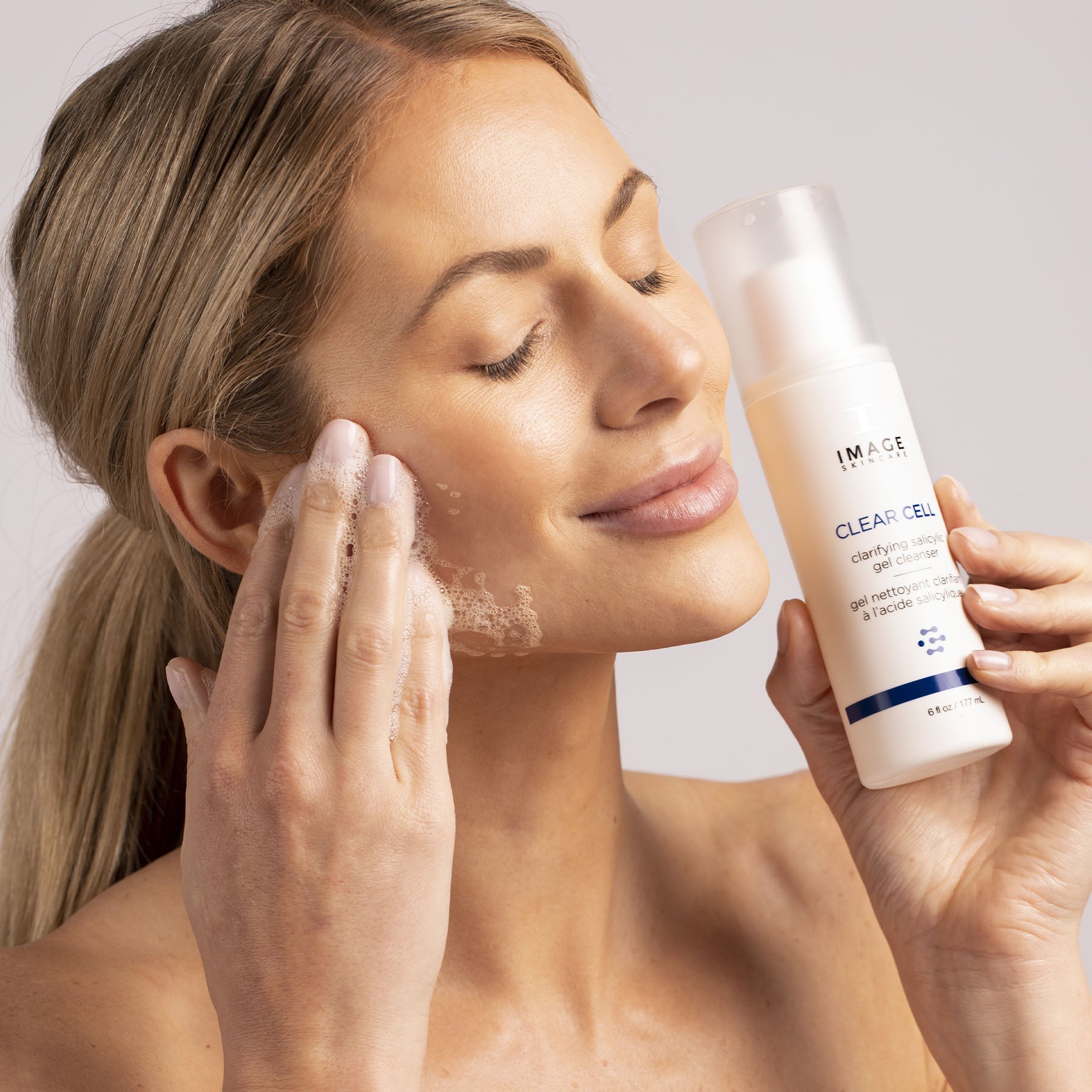 IMAGE SKINCARE CLEAR CELL Clarifying Salicylic Gel Cleanser – bei Akne und Hautunreinheiten, 177ml, Frau reinigt Gesicht
