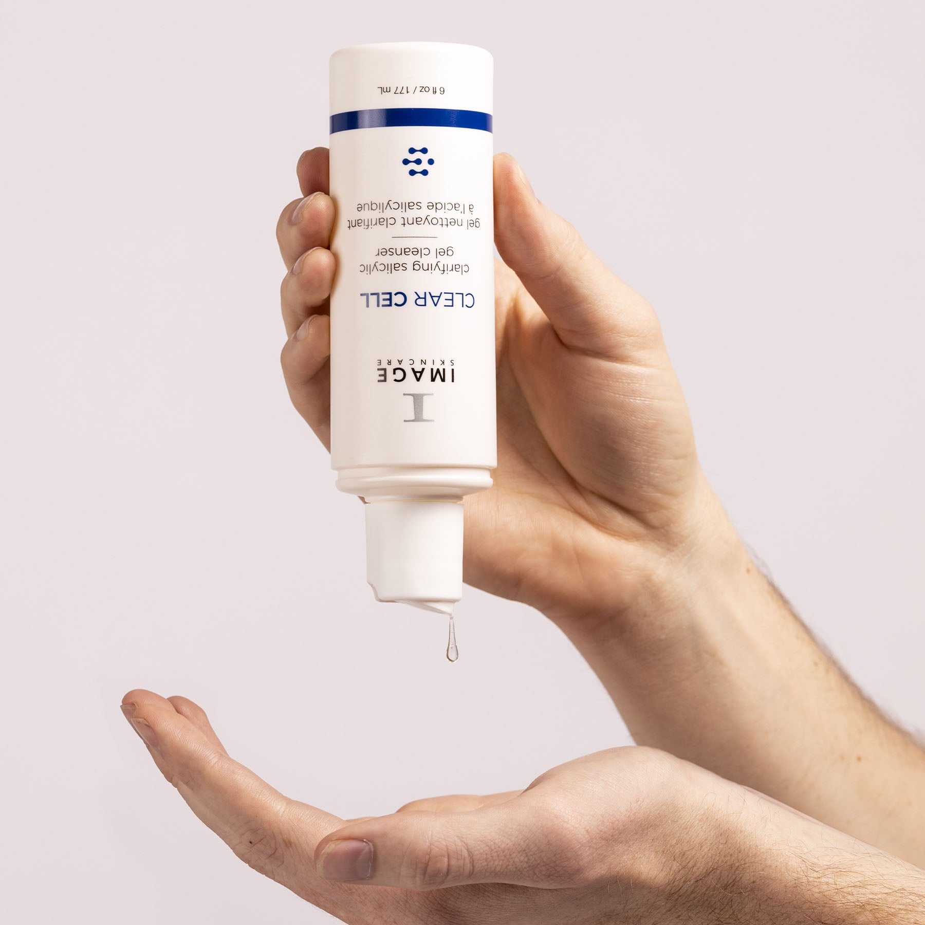 IMAGE SKINCARE CLEAR CELL Clarifying Salicylic Gel Cleanser – bei Akne und Hautunreinheiten, 177ml, Hände geben Gel in Handfläche