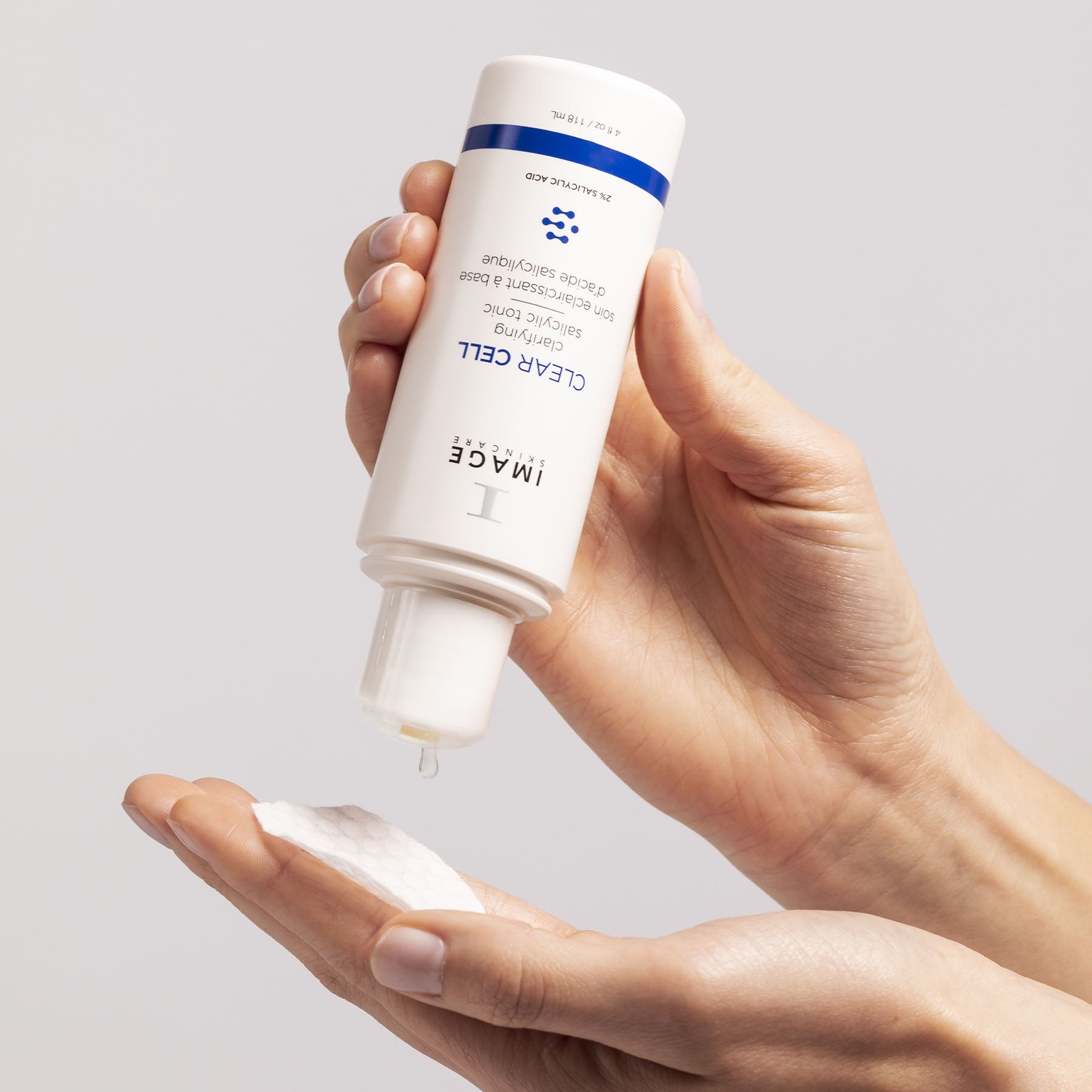 IMAGE SKINCARE CLEAR CELL Clarifying Salicylic Tonic – Klärendes Tonic mit AHA & BHA, 118ml, Hände geben Tonic in Handfläche