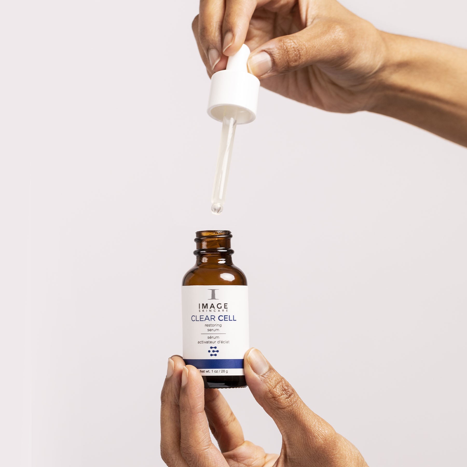 IMAGE SKINCARE CLEAR CELL Restoring Serum – Klärendes Serum bei unreiner Haut, 28g, Hände entnehmen Serum mit Pipette