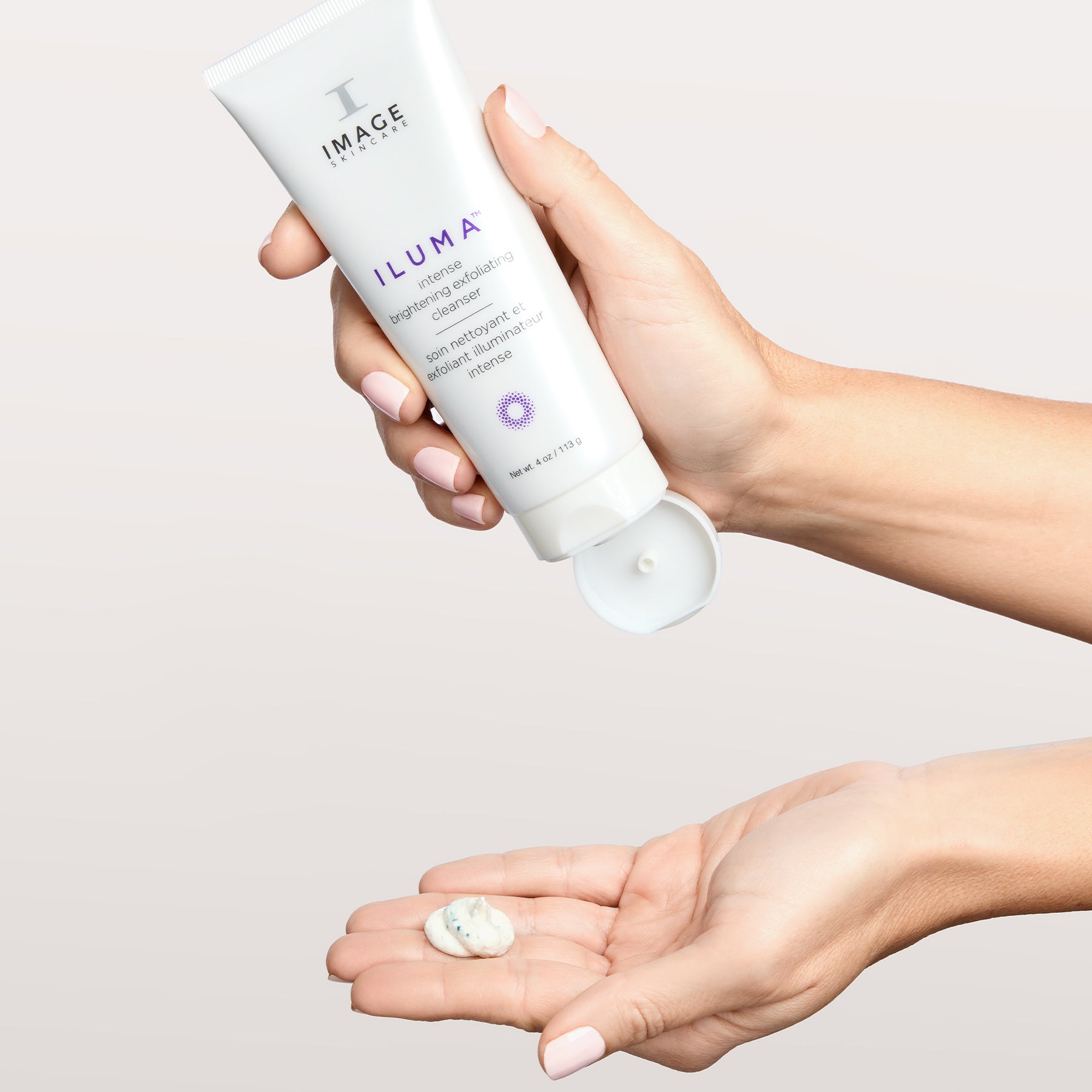 IMAGE SKINCARE ILUMA™ Intense Brightening Exfoliating Cleanser – Reinigung mit Brightening-Effekt, 113g, Hände geben Reiniger in Handfläche