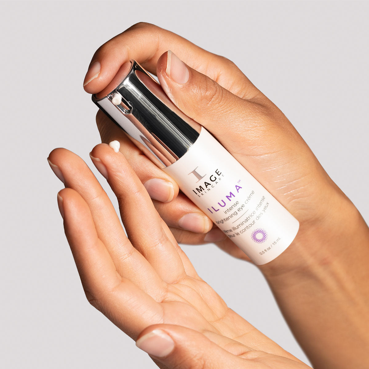 IMAGE SKINCARE ILUMA™ Intense Brightening Eye Crème – Aufhellende Augenpflege, 15ml, Hände gebe Augencreme auf Fingerspitze