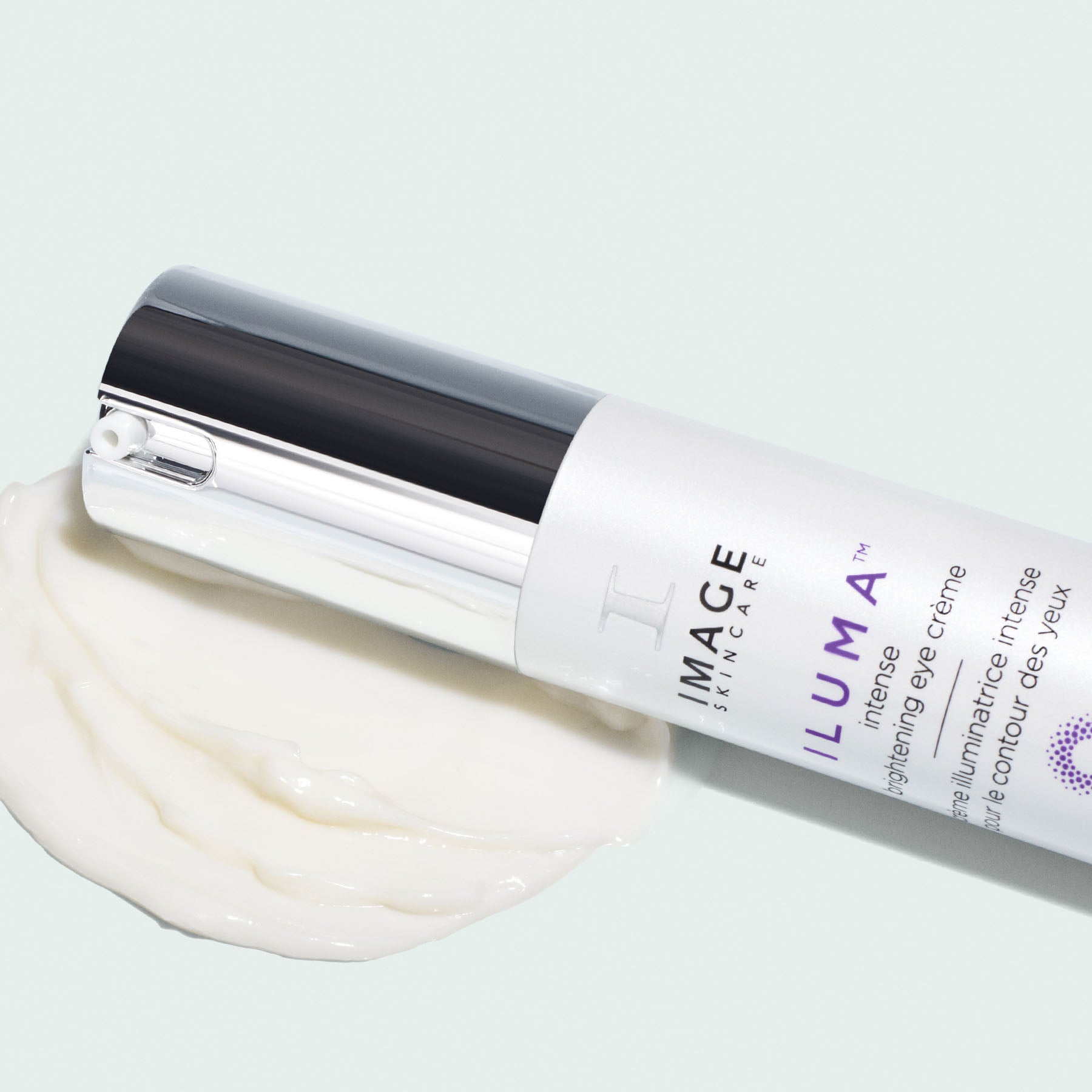 IMAGE SKINCARE ILUMA™ Intense Brightening Eye Crème – Aufhellende Augenpflege, 15ml, Pumpspender liegend mit Produktprobe