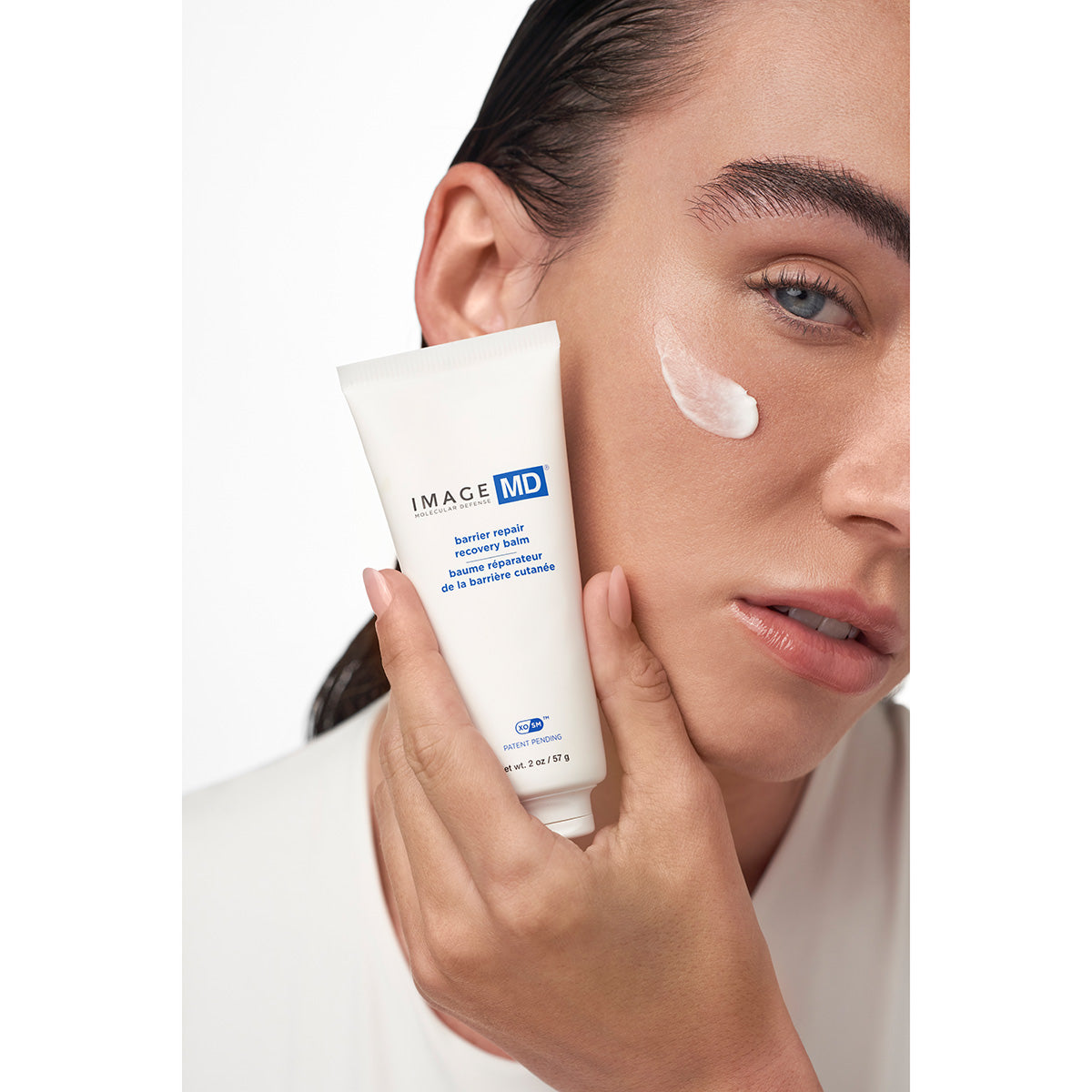 IMAGE SKINCARE MD barrier repair recovery balm – für empfindliche Haut, 56g, Model hält Tube