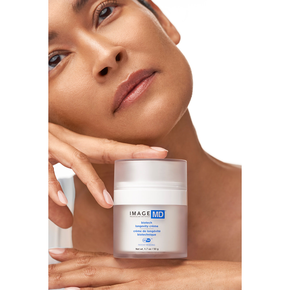 IMAGE SKINCARE MD biotech longevity crème – Anti-Aging Pflege für empfindliche Haut, 50ml, Model hält Tiegel