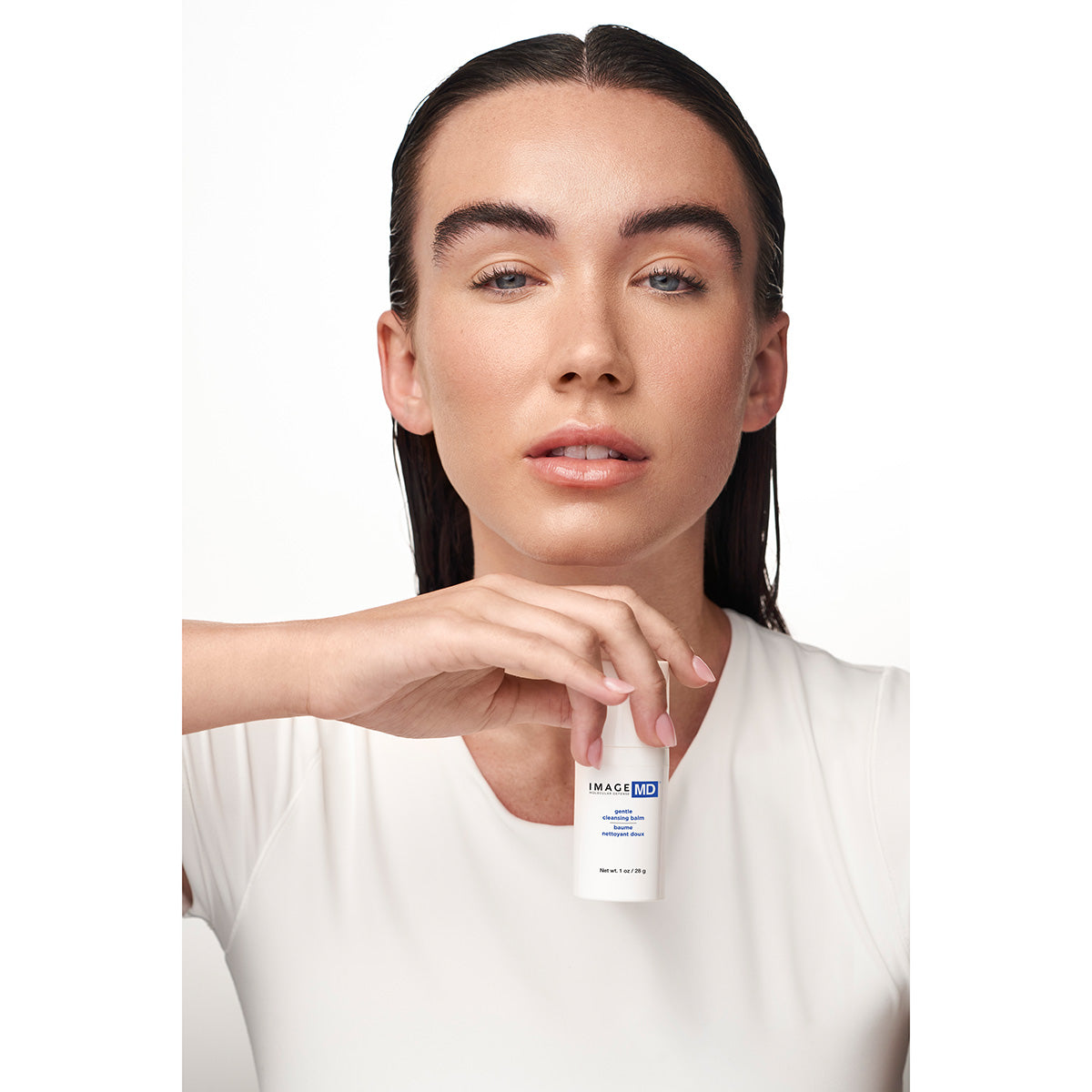 IMAGE SKINCARE MD gentle cleansing balm – für empfindliche trockene Haut, 28g, Model hält Pumpspender