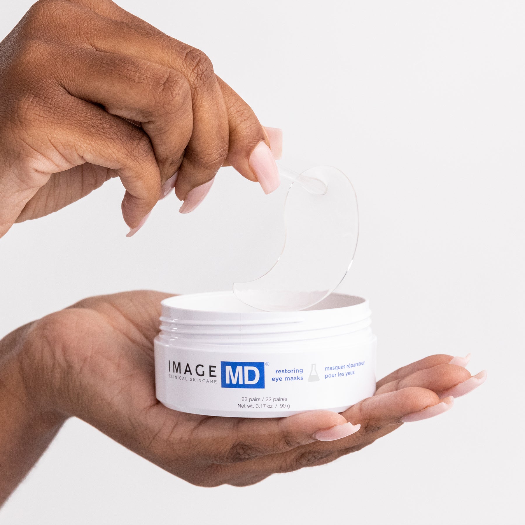 IMAGE SKINCARE MD Restoring Eye Masks  – Revitalisierende Augenpflege, 90g, Hände entnehmen Augenpad mit Pinzette