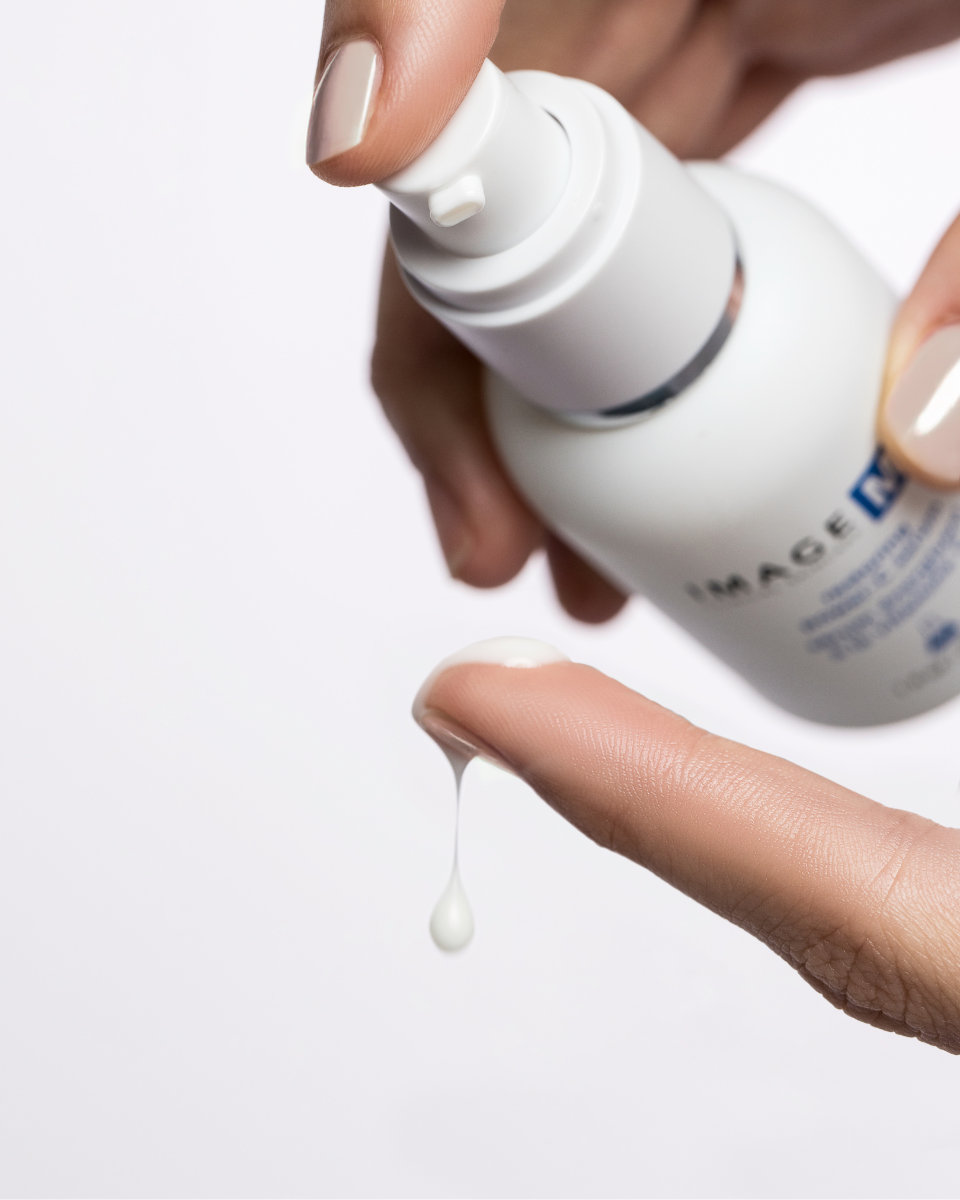 IMAGE SKINCARE MD Restoring Power-C Serum – Hochwirksames Vitamin-C-Serum, 30ml, Hand gibt Serum auf Fingerspitze