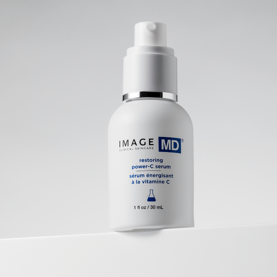 IMAGE SKINCARE MD Restoring Power-C Serum – Hochwirksames Vitamin-C-Serum, 30ml, Pumpspender offen vor grauem Hintergrund