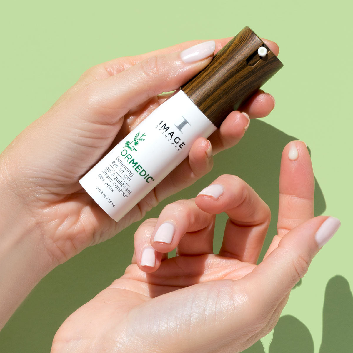 IMAGE SKINCARE Ormedic Balancing Eye Lift Gel – Sanfte Augenpflege, 15ml, Hände geben Augencreme auf Fingerspitze