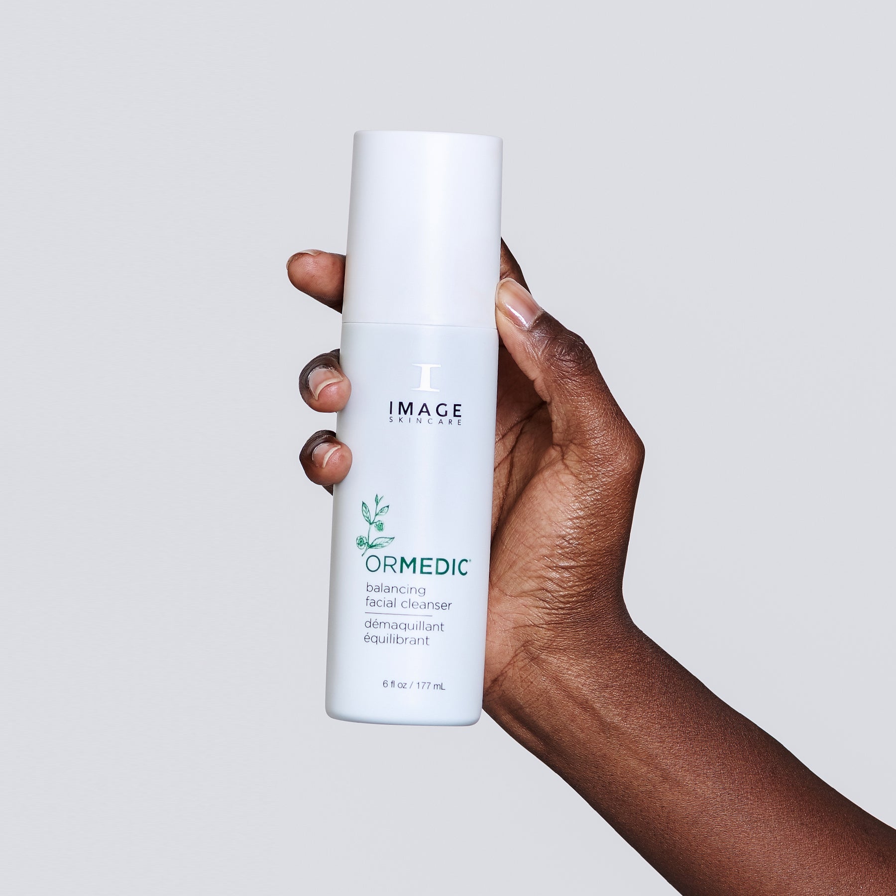 IMAGE SKINCARE Ormedic Balancing Facial Cleanser – Cleanser mit Aloe Vera, Panthenol & Calendula, 177ml, Hand hält Spenderflasche