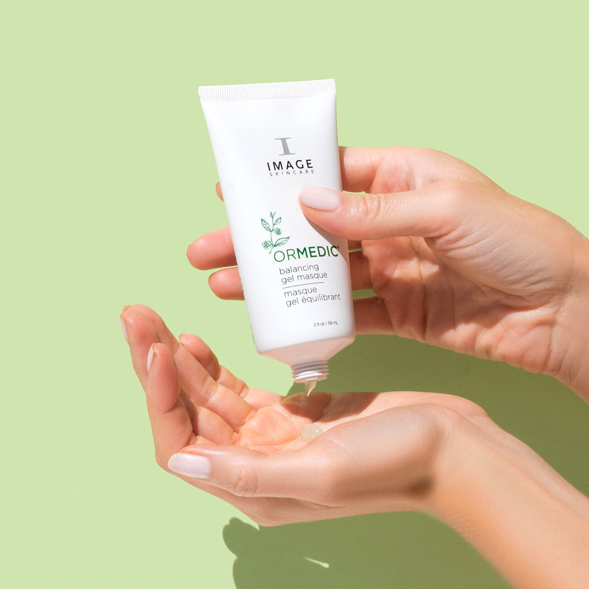 IMAGE SKINCARE Ormedic Balancing Gel Masque – Beruhigende Gelmaske, 59ml, Hand gibt Gelmaske in Handfläche