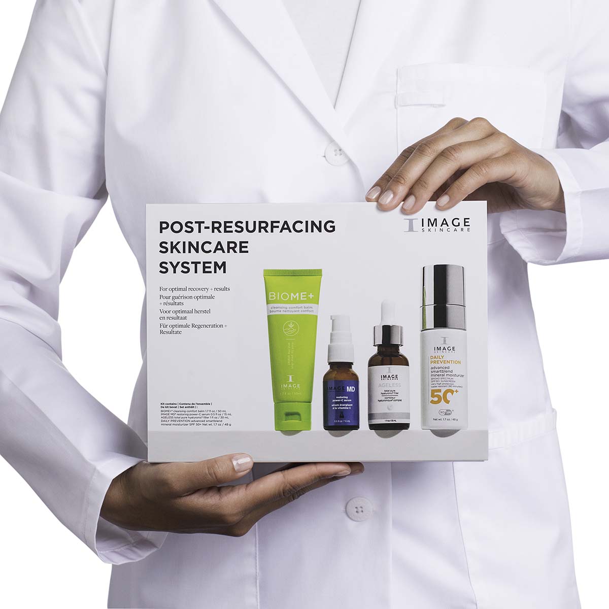 IMAGE SKINCARE Post-Resurfacing Skincare System – Pflege-Routine, 1stk, Frau in Laborkittel hält Set