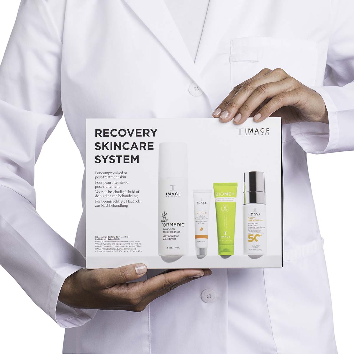 IMAGE SKINCARE Recovery Skincare System – Pflege-Routine, 1stk, Frau in Laborkittel hält Umkarton