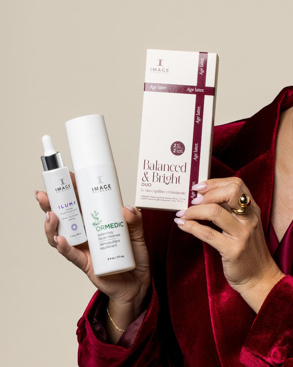 IMAGE SKINCARE the BALANCED & BRIGHT duo – Holiday Set 2026, 177ml+30ml, Model hält Einzelprodukte