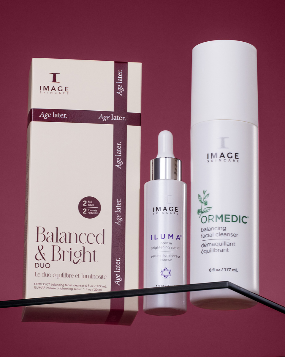 IMAGE SKINCARE the BALANCED & BRIGHT duo – Holiday Set 2026, 177ml+30ml, Produkte auf Glasplatte