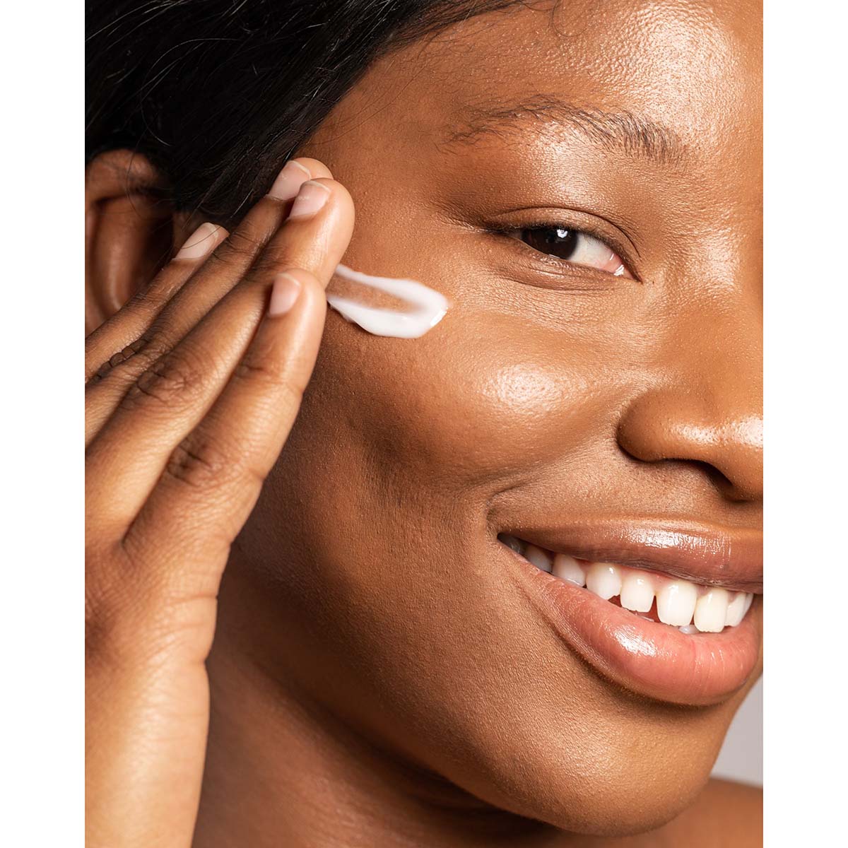 IMAGE SKINCARE the MAX Crème – Nachtpflege mit Stammzelltechnologie, 48g, Frau cremt Gesicht ein