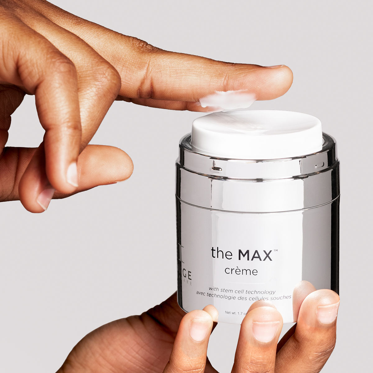 IMAGE SKINCARE the MAX Crème – Nachtpflege mit Stammzelltechnologie, 48g, Hände betätigen Pumpmechanismus
