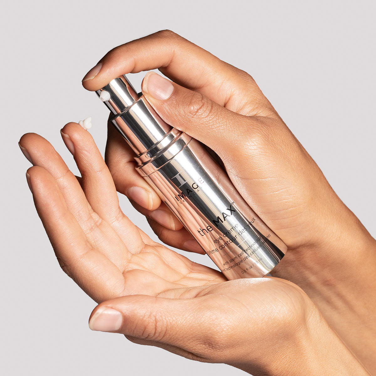 IMAGE SKINCARE the MAX Eye Crème – Anti-Aging Augenpflege, 15ml, Hände geben Augencreme auf Fingerspitze