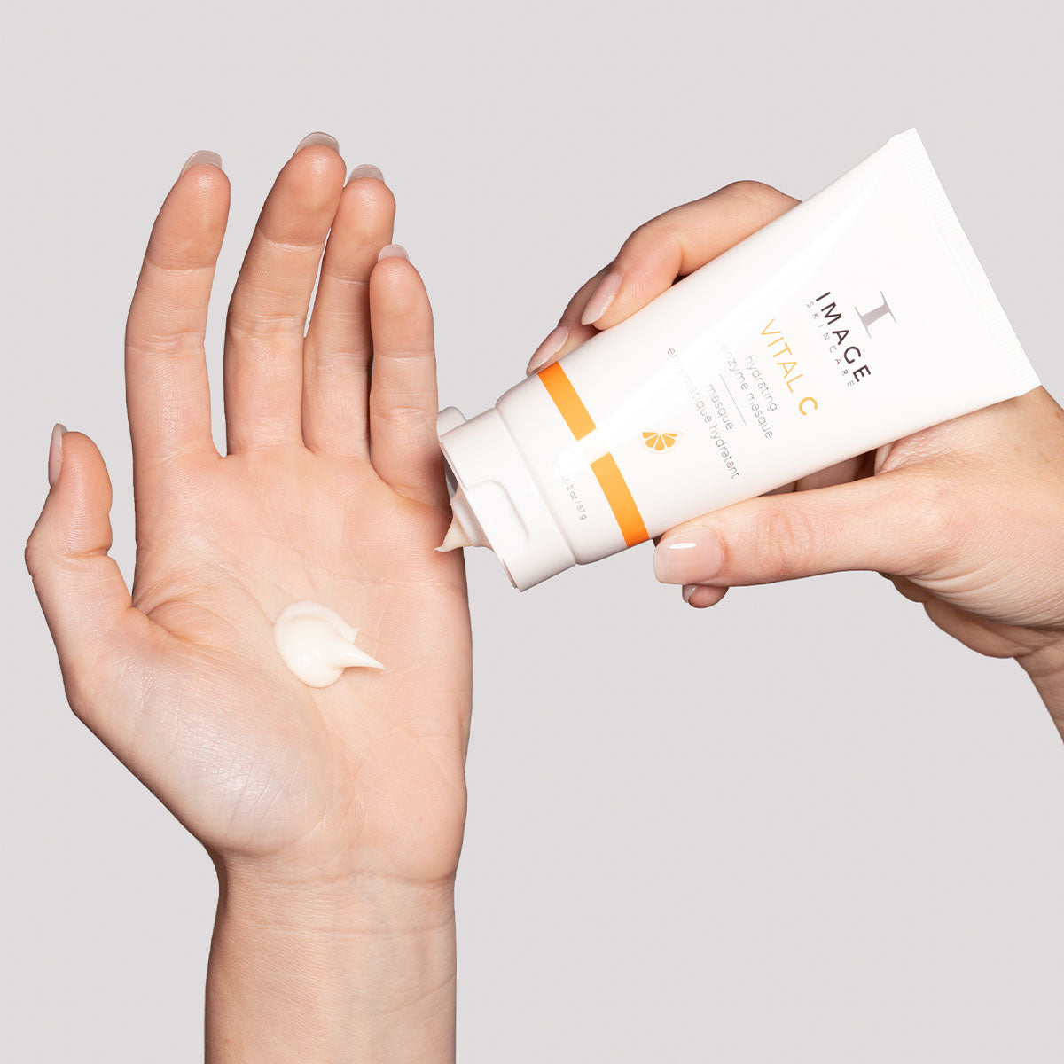 IMAGE SKINCARE Vital C Hydrating Enzyme Masque – 57g, Hand gibt Maske in Handfläche