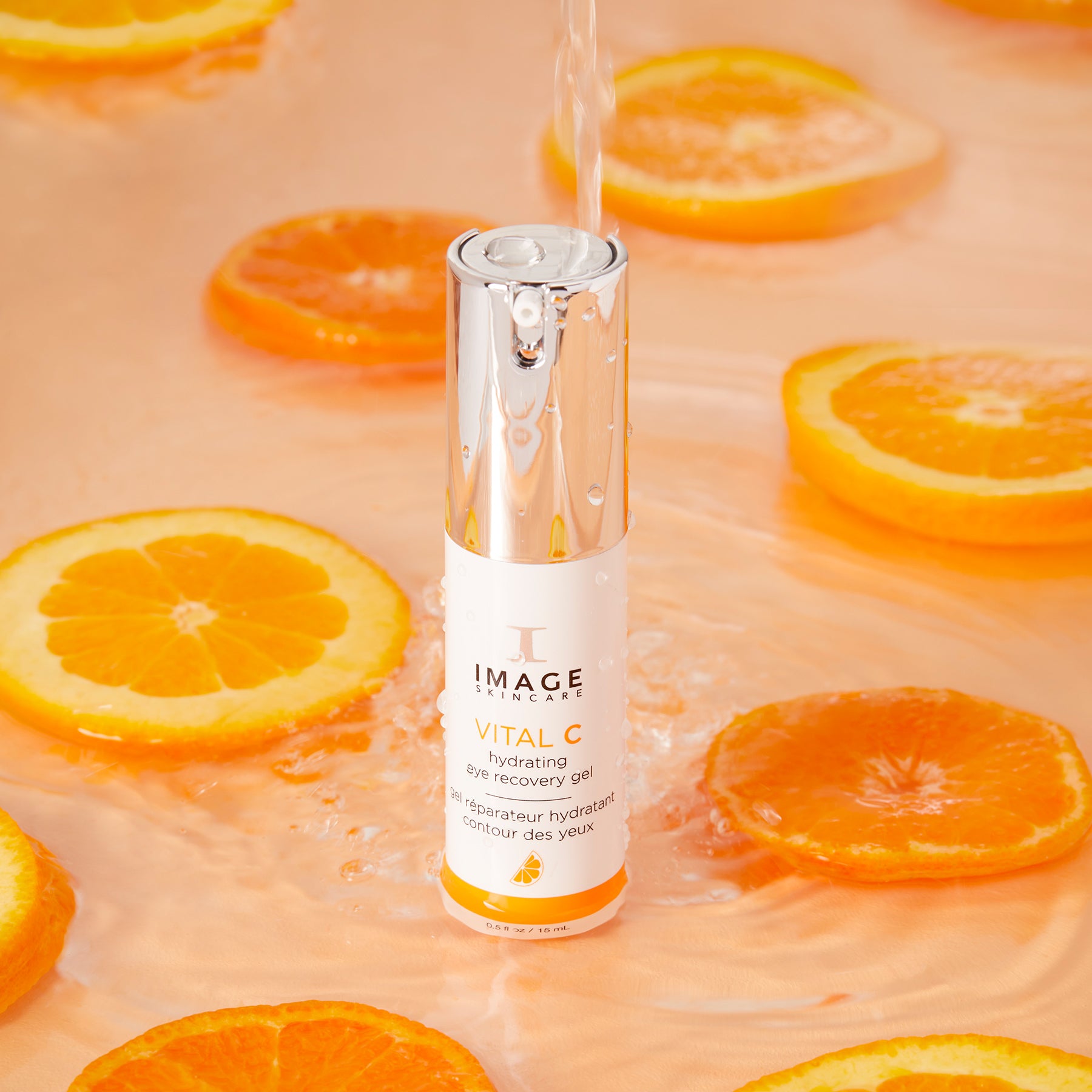 IMAGE SKINCARE Vital C Hydrating Eye Recovery Gel – Augenpflege gegen Augenringe & Fältchen, 15ml, Pumpspender in Wasser stehend mit Orangenscheiben