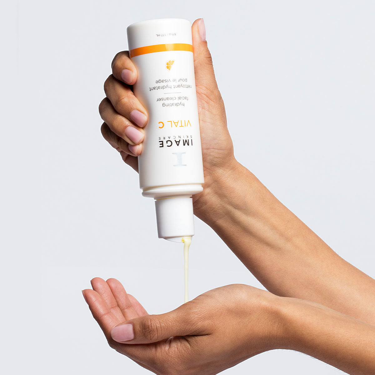 IMAGE SKINCARE Vital C Hydrating Facial Cleanser – 177ml, Hände geben Reinigungsmilch in Handfläche