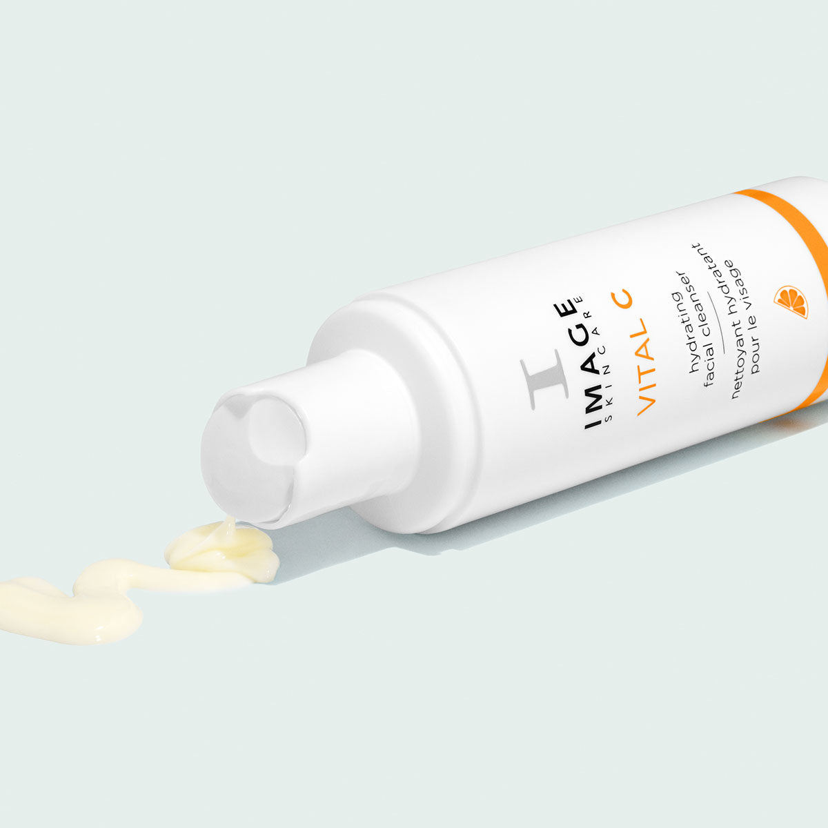 IMAGE SKINCARE Vital C Hydrating Facial Cleanser – 177ml, Spender liegend mit Produktprobe