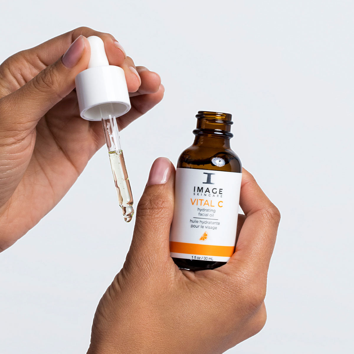 IMAGE SKINCARE Vital C Hydrating Facial Oil – nährendes Gesichtsöl, 30ml, Hände entnehmen Öl mit Pipette