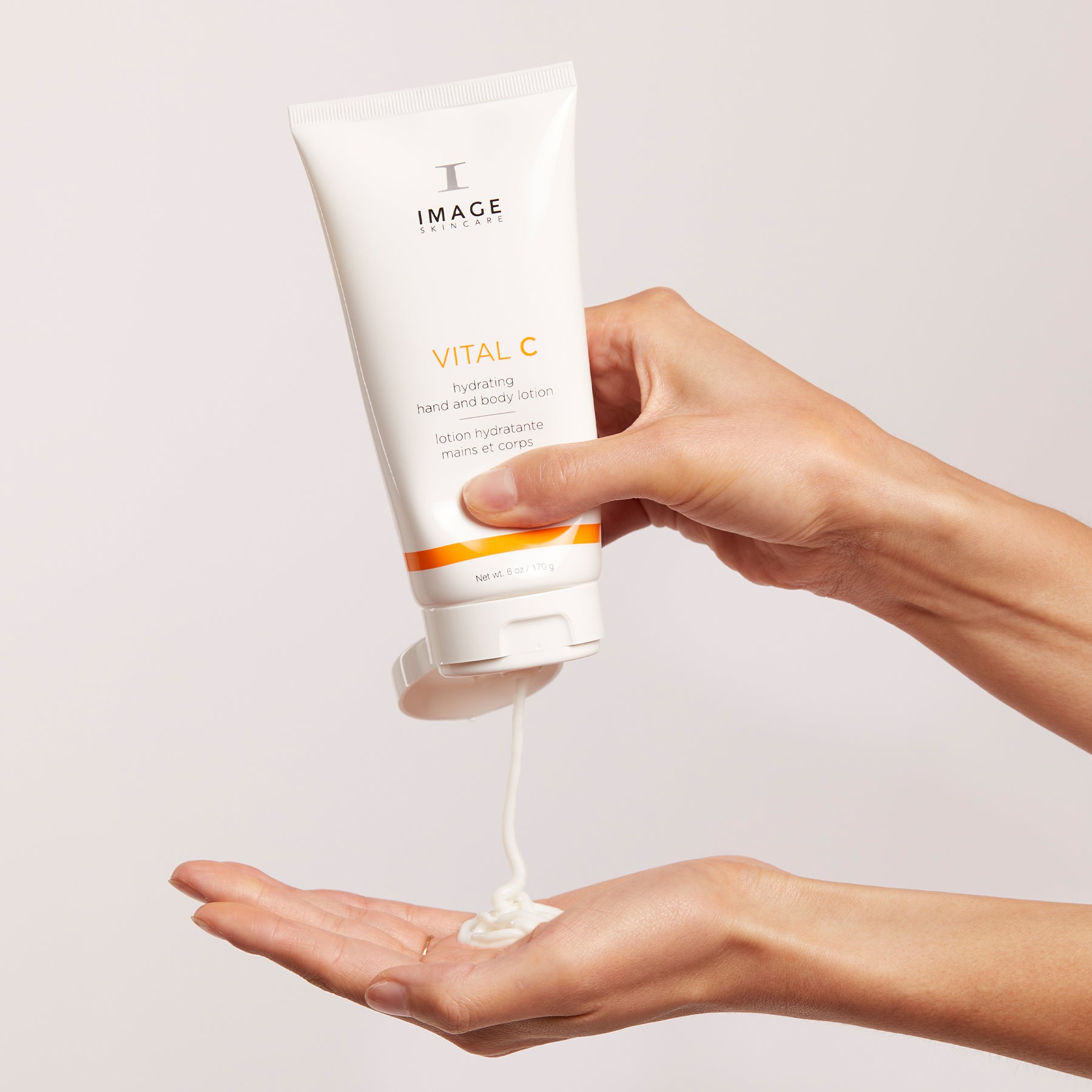 IMAGE SKINCARE Vital C Hydrating Hand & Body Lotion – Nährstoffreiche Körperpflege, 170g, Hand gibt Creme auf Handfläche