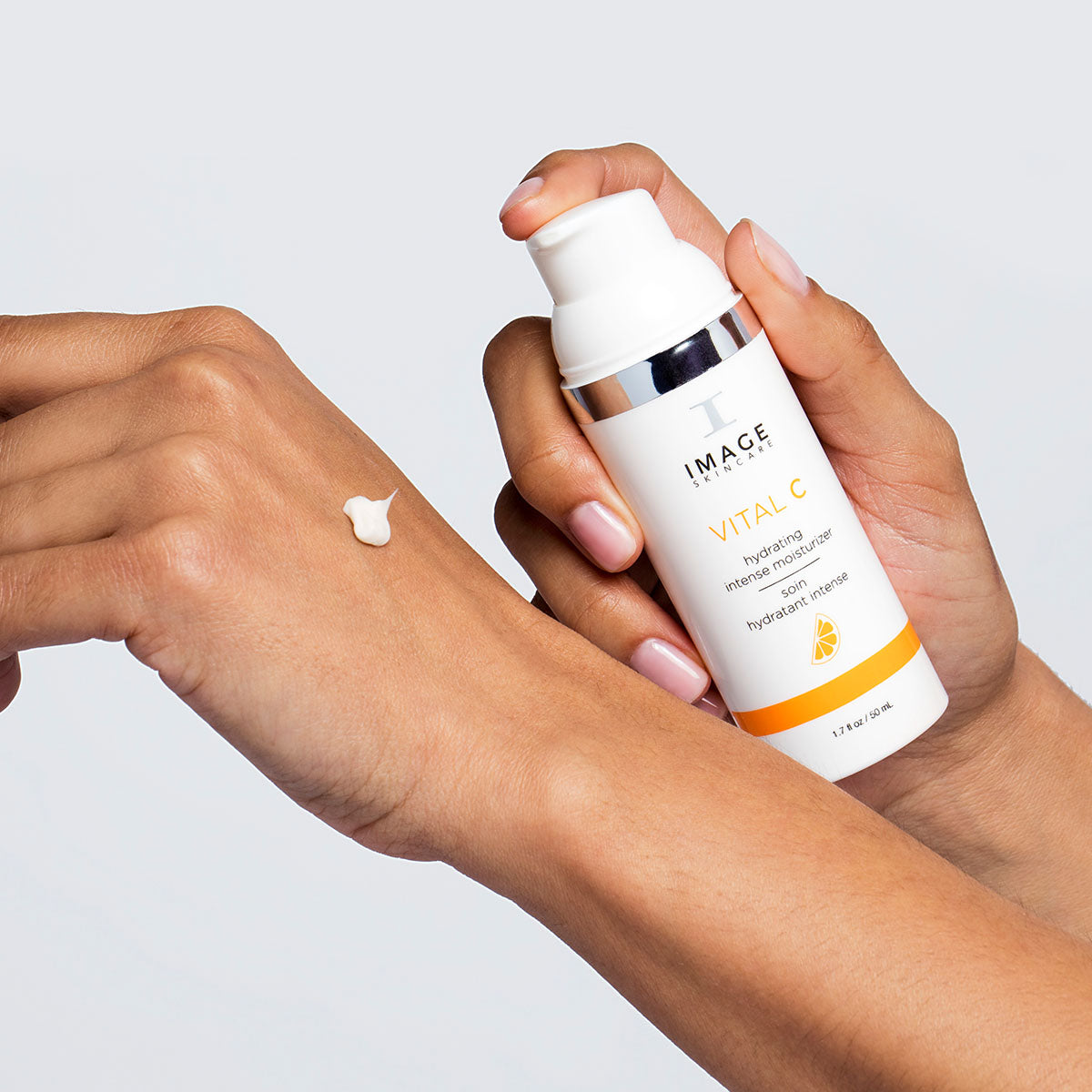 IMAGE SKINCARE Vital C Hydrating Intense Moisturizer – 50ml, Hand gibt Creme auf Handrücken