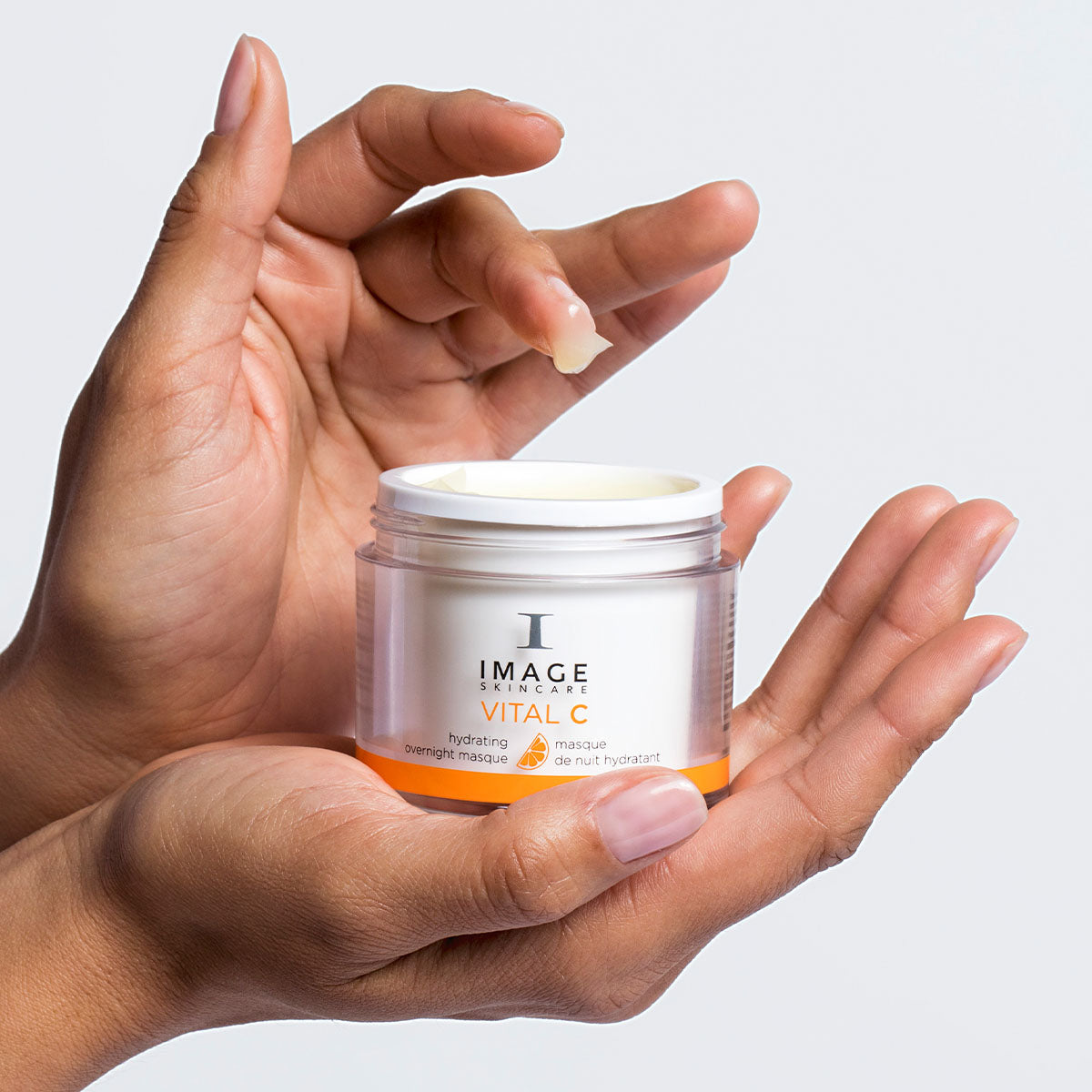 IMAGE SKINCARE Vital C Hydrating Overnight Masque – Regenerierende Nachtpflege, 57g, Hände entnehmen Creme aus Tiegel