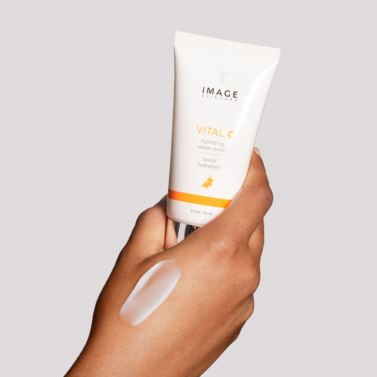 IMAGE SKINCARE Vital C Hydrating Water Burst  – Feuchtigkeitsgel, 59ml, Hand hält Tube