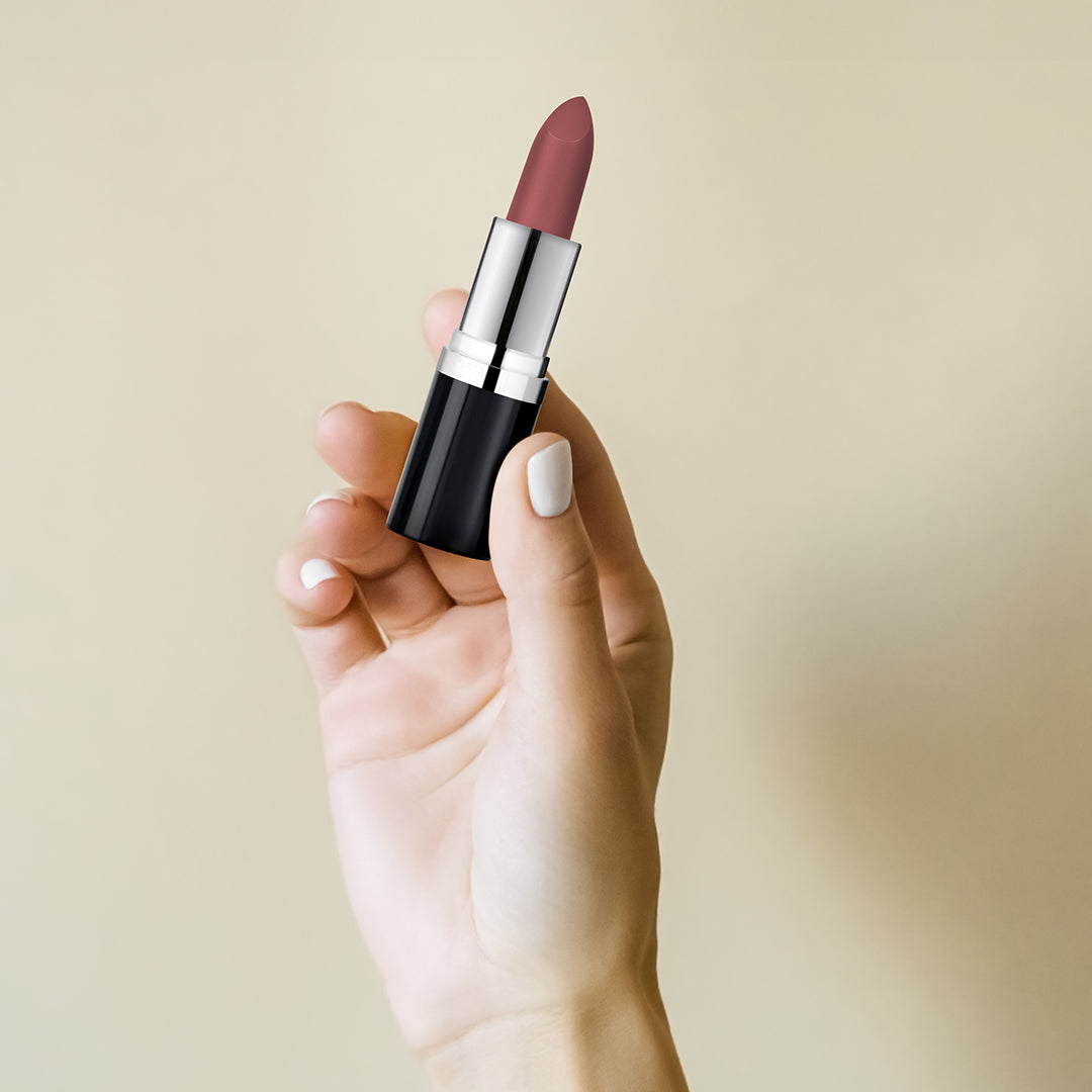 JEAN D'ARCEL 3D Lipstick matt – business mauve, 4g, Hand hält Lippenstift