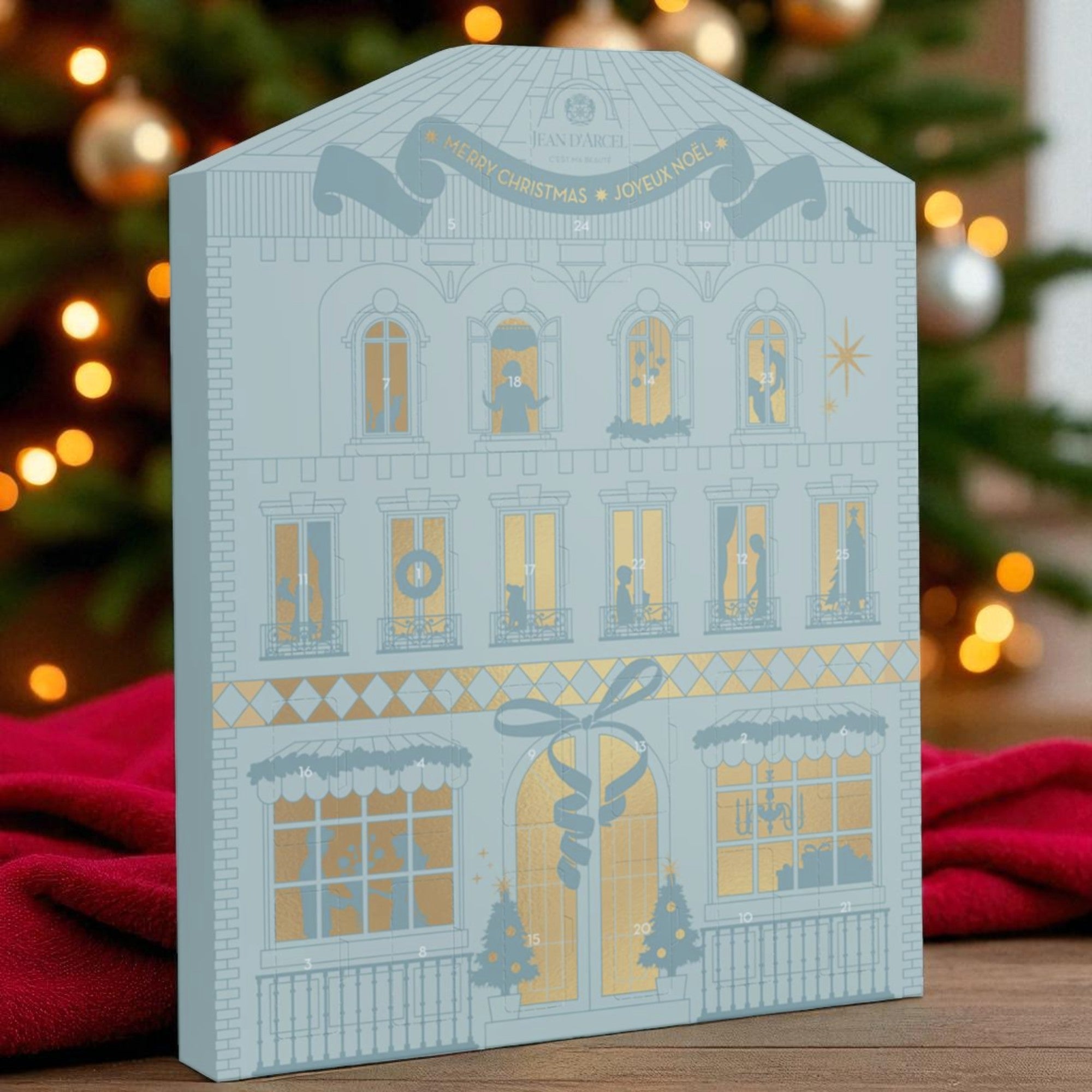 JEAN D'ARCEL Adventskalender 2025 – -, vor weihnachtlichem Hintergrund
